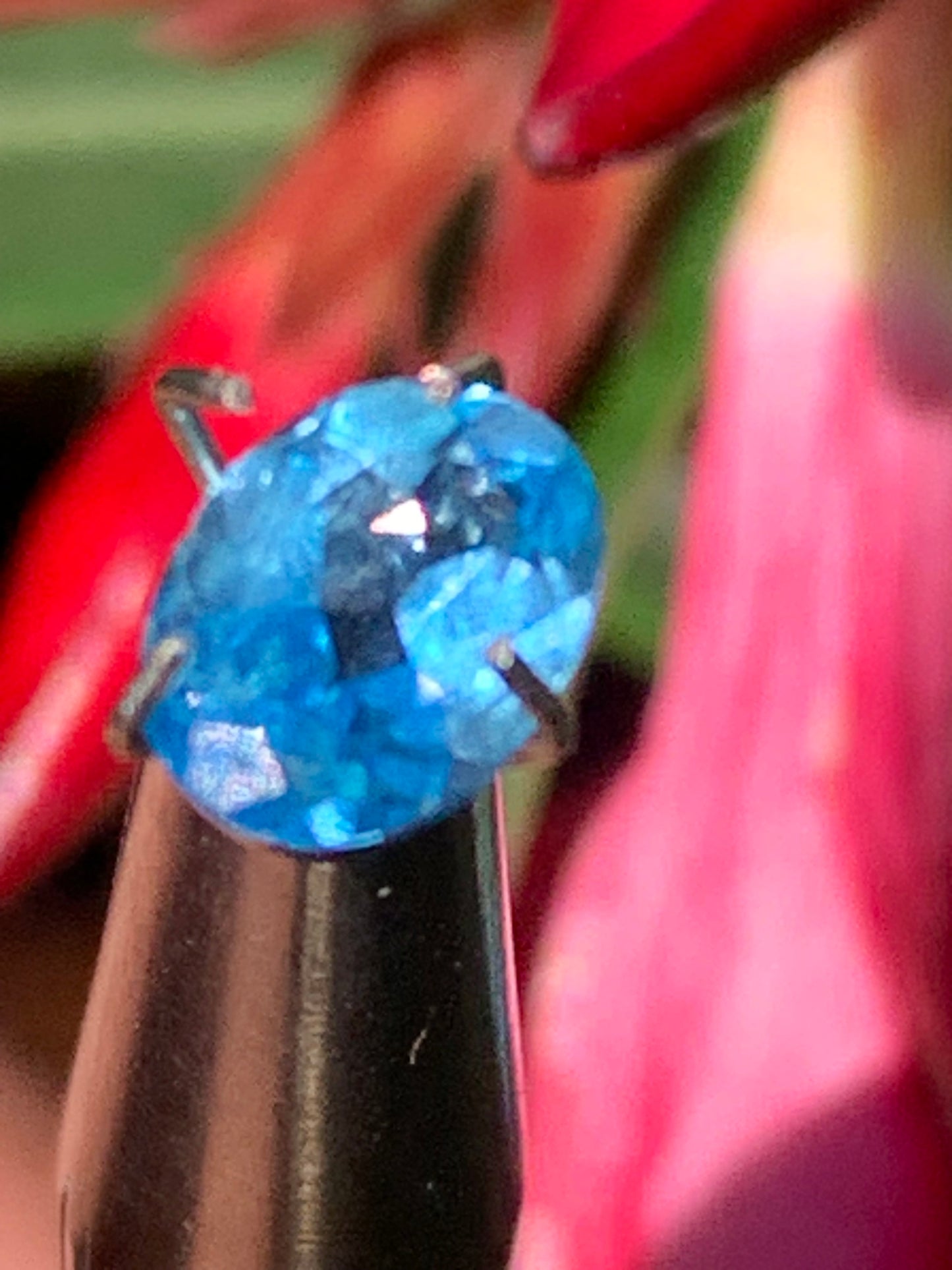 Saphir, superbe pierre fine taillée de 7mm x 5 x 3 - 1 carat. Parfait en bijouterie, collection ,exposition...
