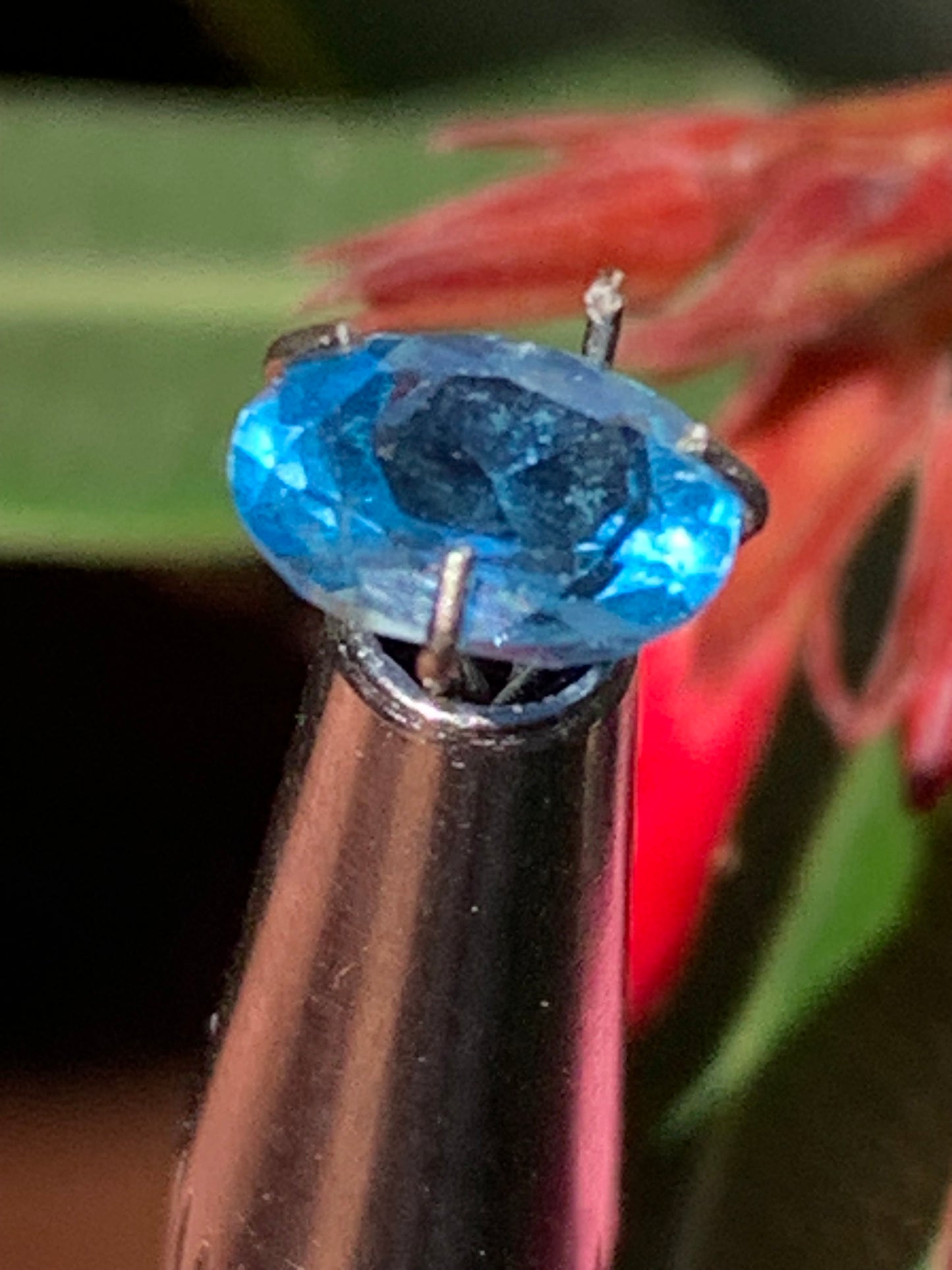 Saphir, superbe pierre fine taillée de 7mm x 5 x 3 - 1 carat. Parfait en bijouterie, collection ,exposition...