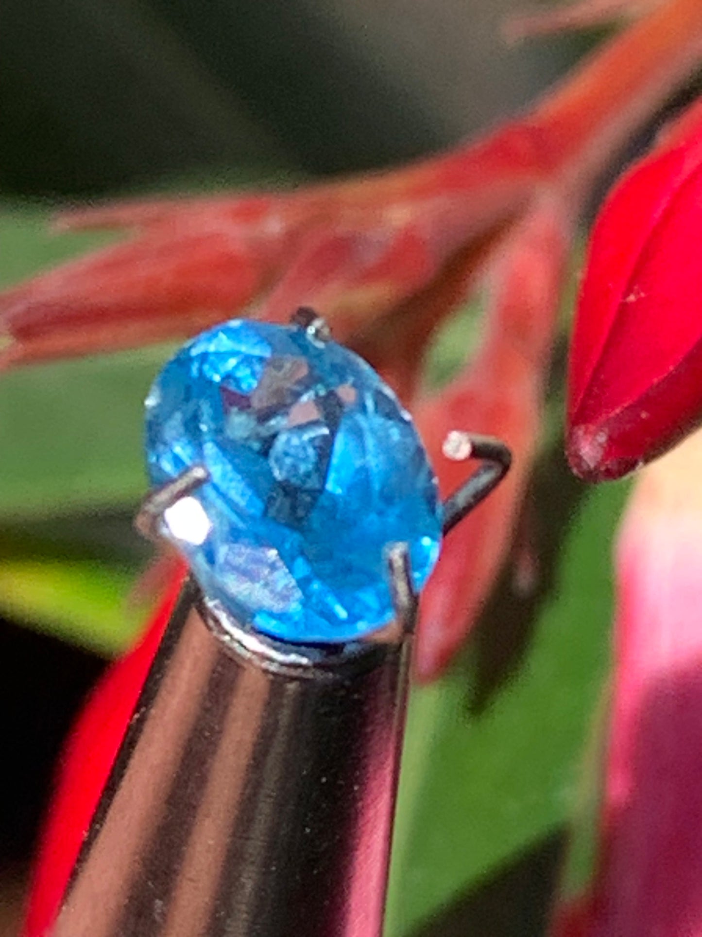 Saphir, superbe pierre fine taillée de 7mm x 5 x 3 - 1 carat. Parfait en bijouterie, collection ,exposition...