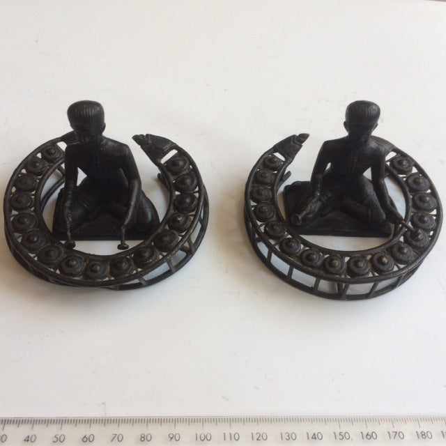 Mini statuettes of a Bali Orchestra complete with musicians in bronze, measuring 4 to 5 centimeters tall. These statuettes are perfect as gifts or offerings between people!
