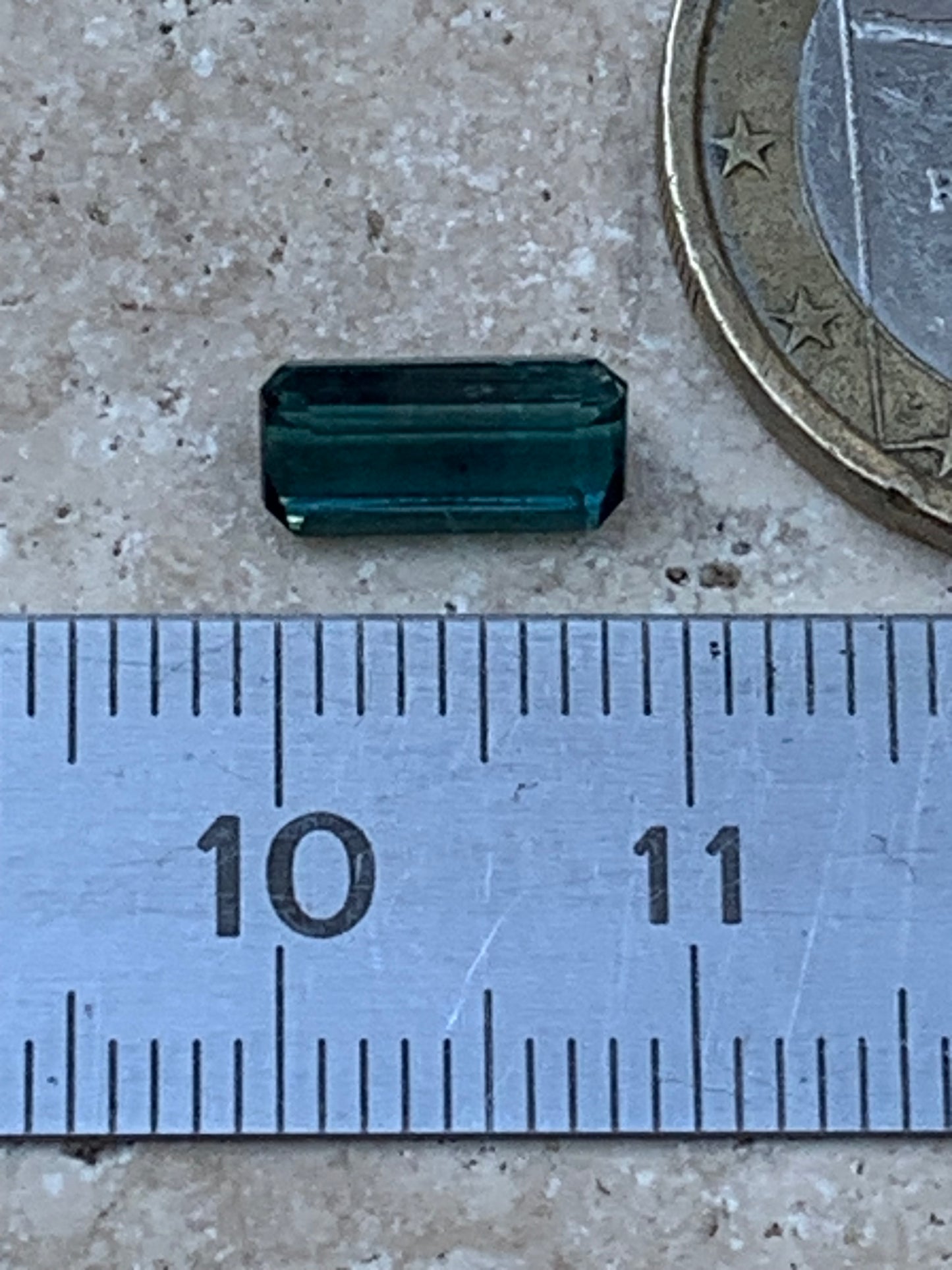 Tourmaline bleue/ Indicolite, pierre taillée de 10mm x 5 x 4 - 1,5 carat. Parfait en bijouterie, collection ,exposition...