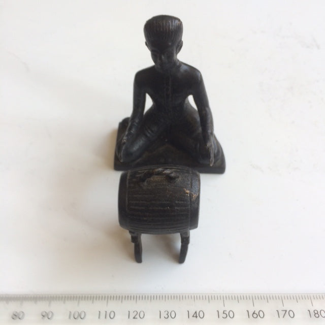 Mini statuettes of a Bali Orchestra complete with musicians in bronze, measuring 4 to 5 centimeters tall. These statuettes are perfect as gifts or offerings between people!