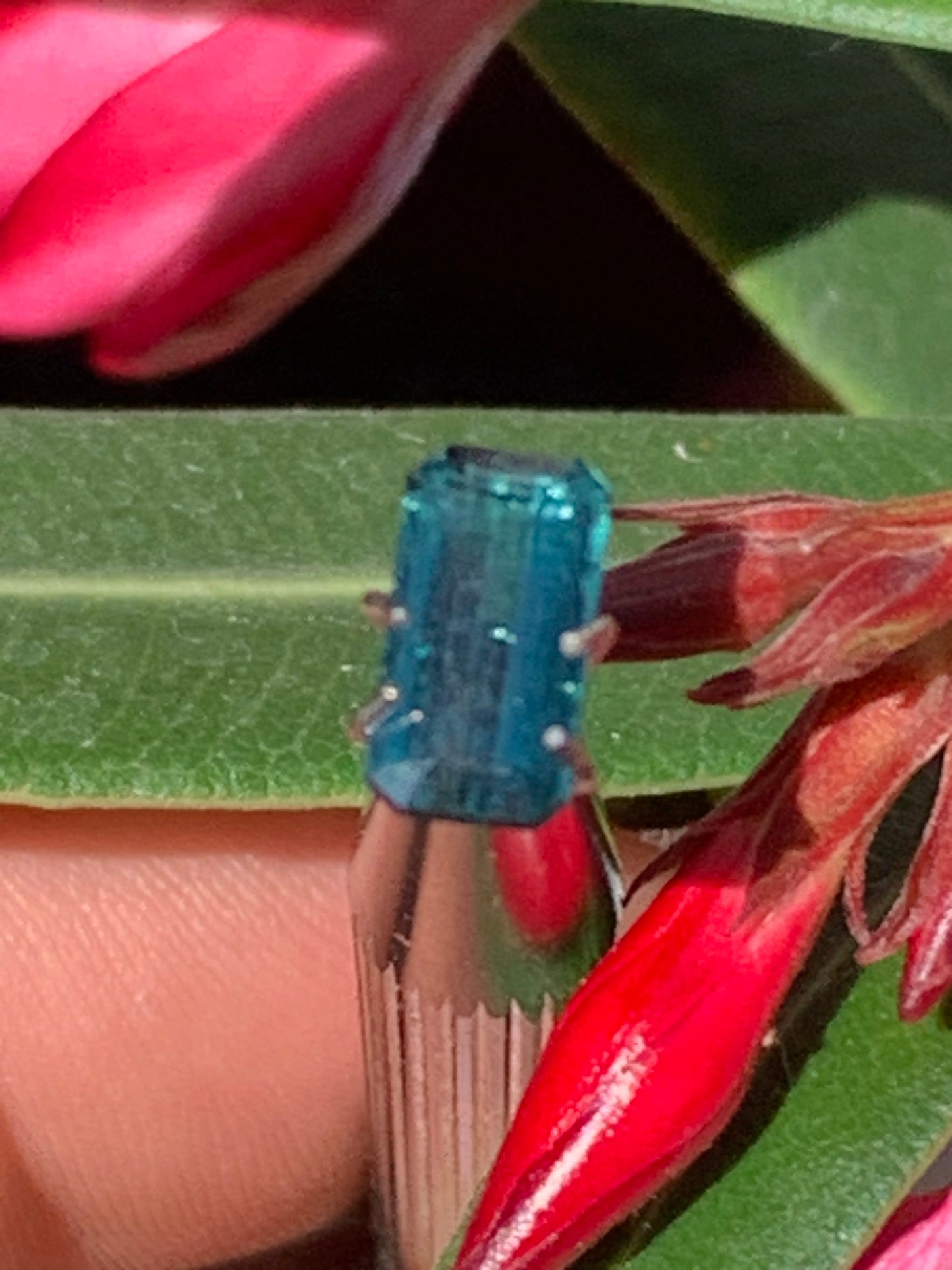 Tourmaline bleue/ Indicolite, pierre taillée de 10mm x 5 x 4 - 1,5 carat. Parfait en bijouterie, collection ,exposition...