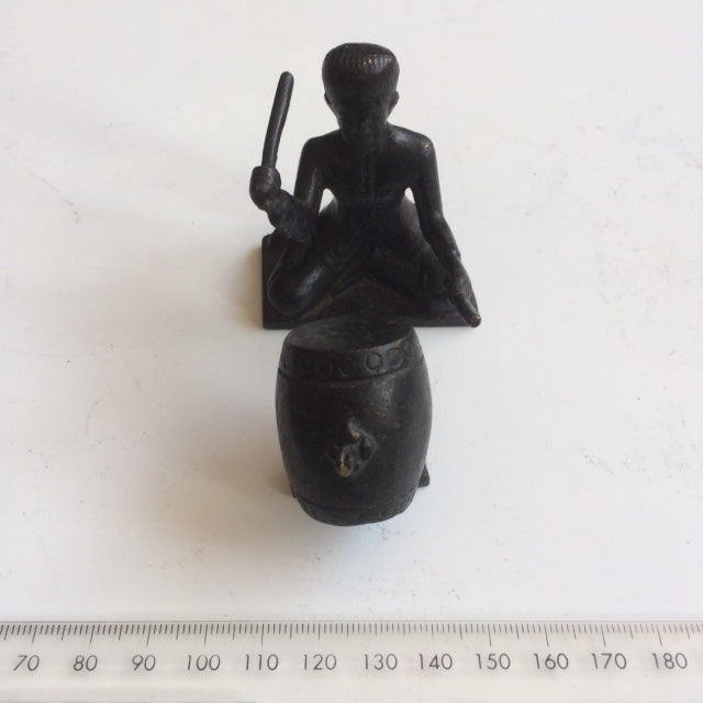 Mini statuettes of a Bali Orchestra complete with musicians in bronze, measuring 4 to 5 centimeters tall. These statuettes are perfect as gifts or offerings between people!