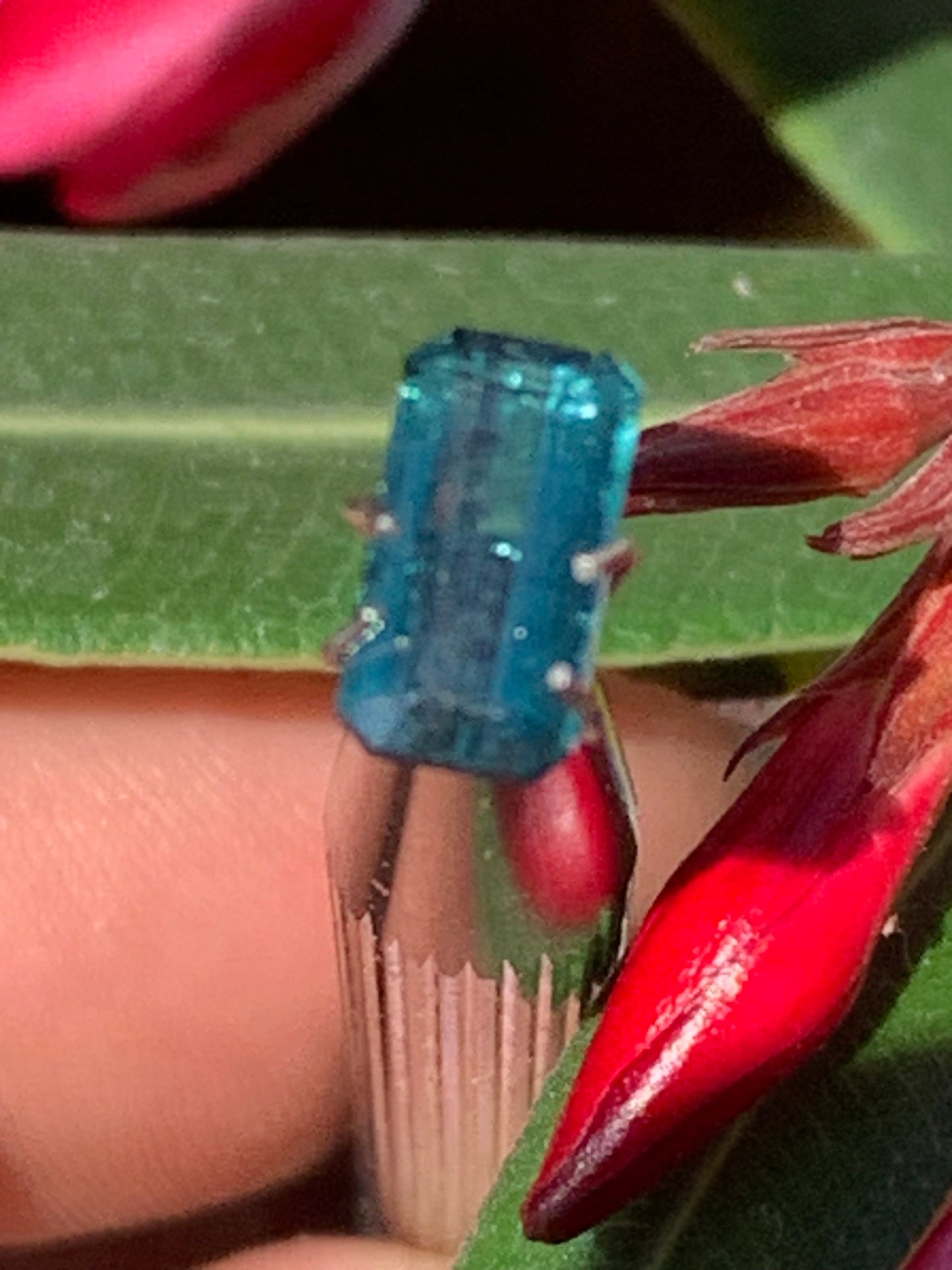 Tourmaline bleue/ Indicolite, pierre taillée de 10mm x 5 x 4 - 1,5 carat. Parfait en bijouterie, collection ,exposition...