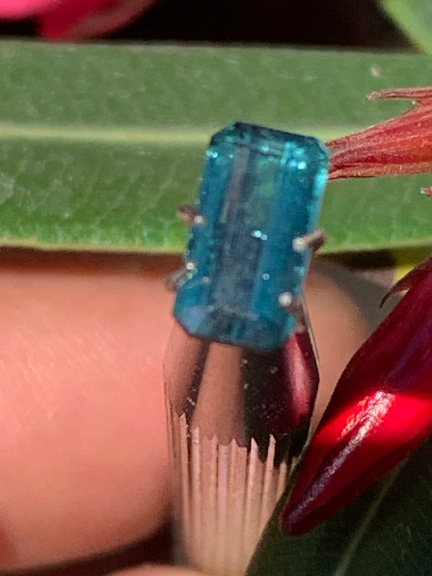 Tourmaline bleue/ Indicolite, pierre taillée de 10mm x 5 x 4 - 1,5 carat. Parfait en bijouterie, collection ,exposition...