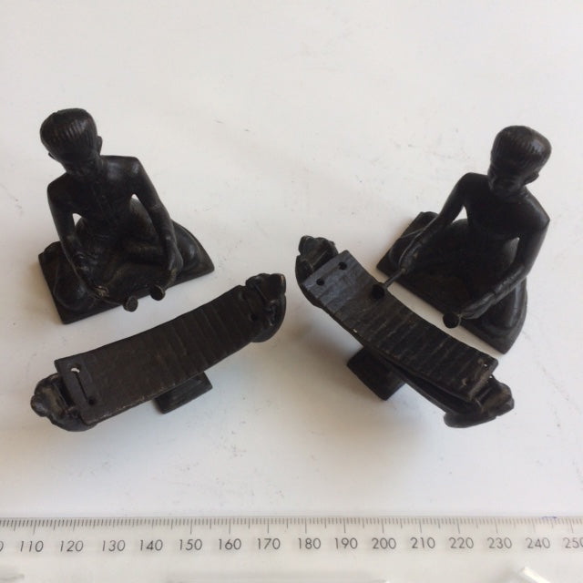 Mini statuettes of a Bali Orchestra complete with musicians in bronze, measuring 4 to 5 centimeters tall. These statuettes are perfect as gifts or offerings between people!