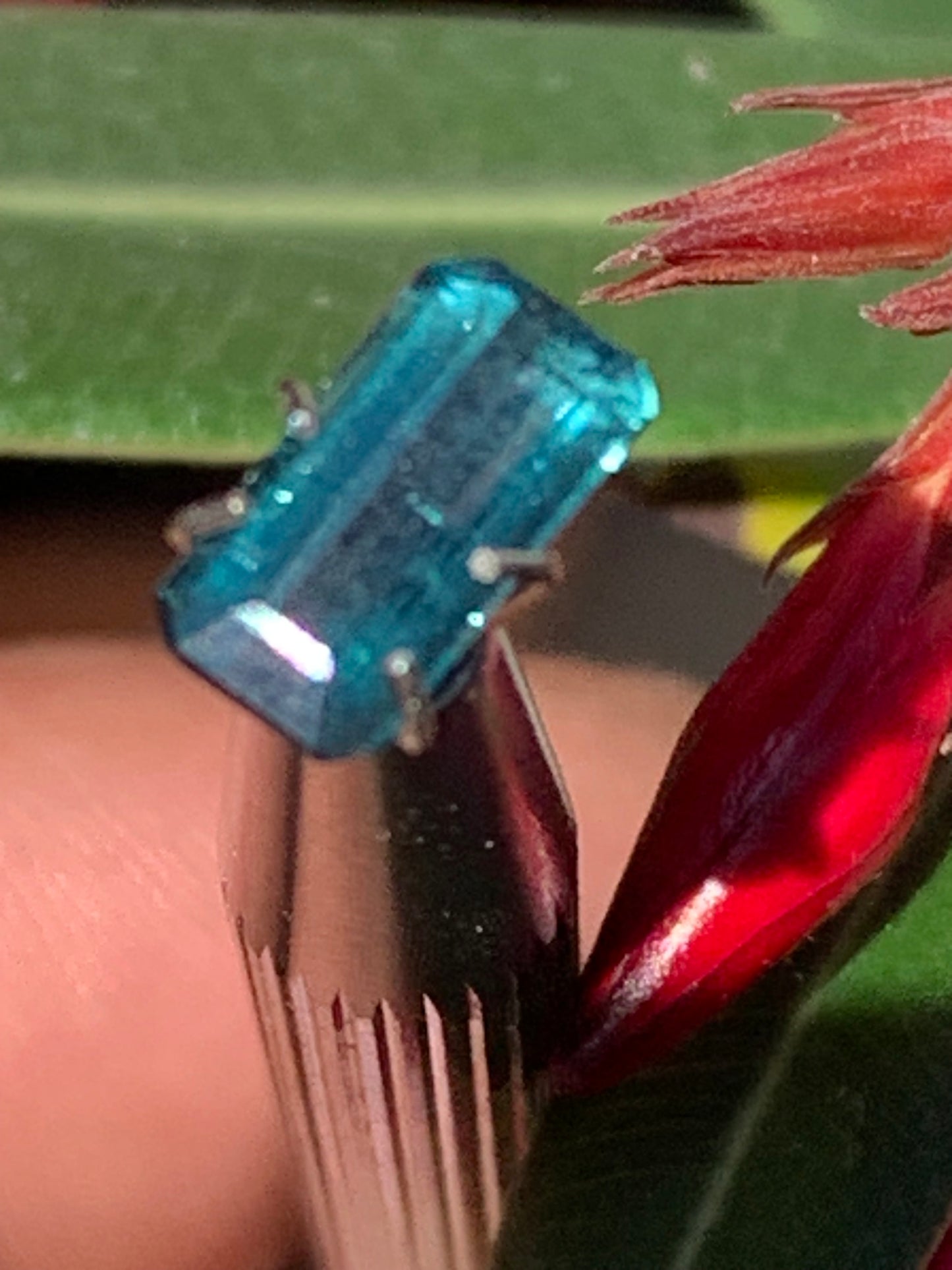 Tourmaline bleue/ Indicolite, pierre taillée de 10mm x 5 x 4 - 1,5 carat. Parfait en bijouterie, collection ,exposition...