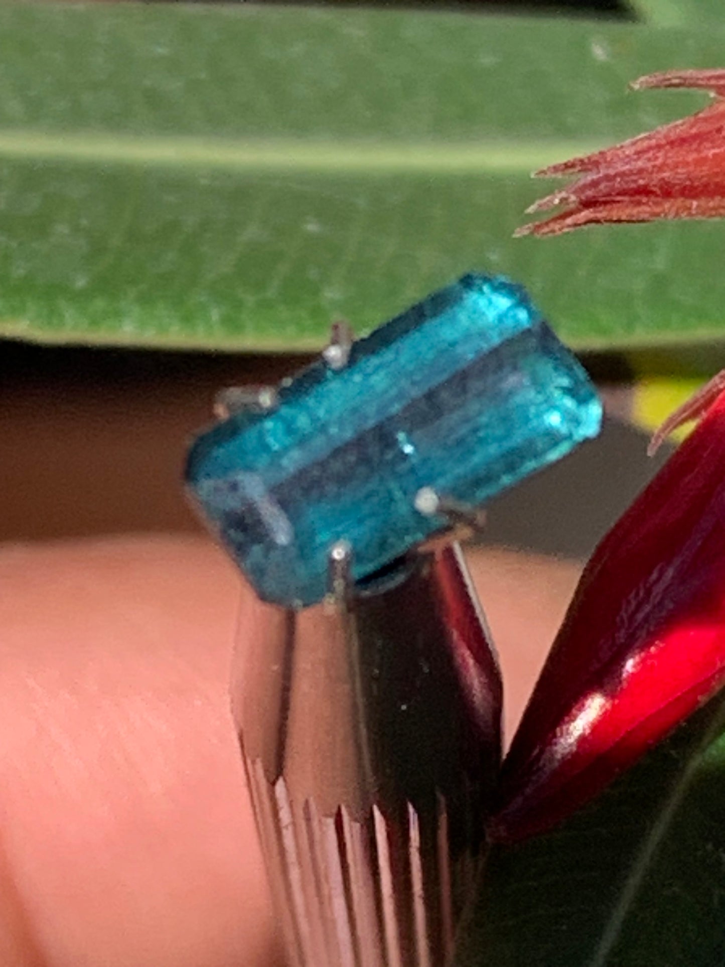 Tourmaline bleue/ Indicolite, pierre taillée de 10mm x 5 x 4 - 1,5 carat. Parfait en bijouterie, collection ,exposition...