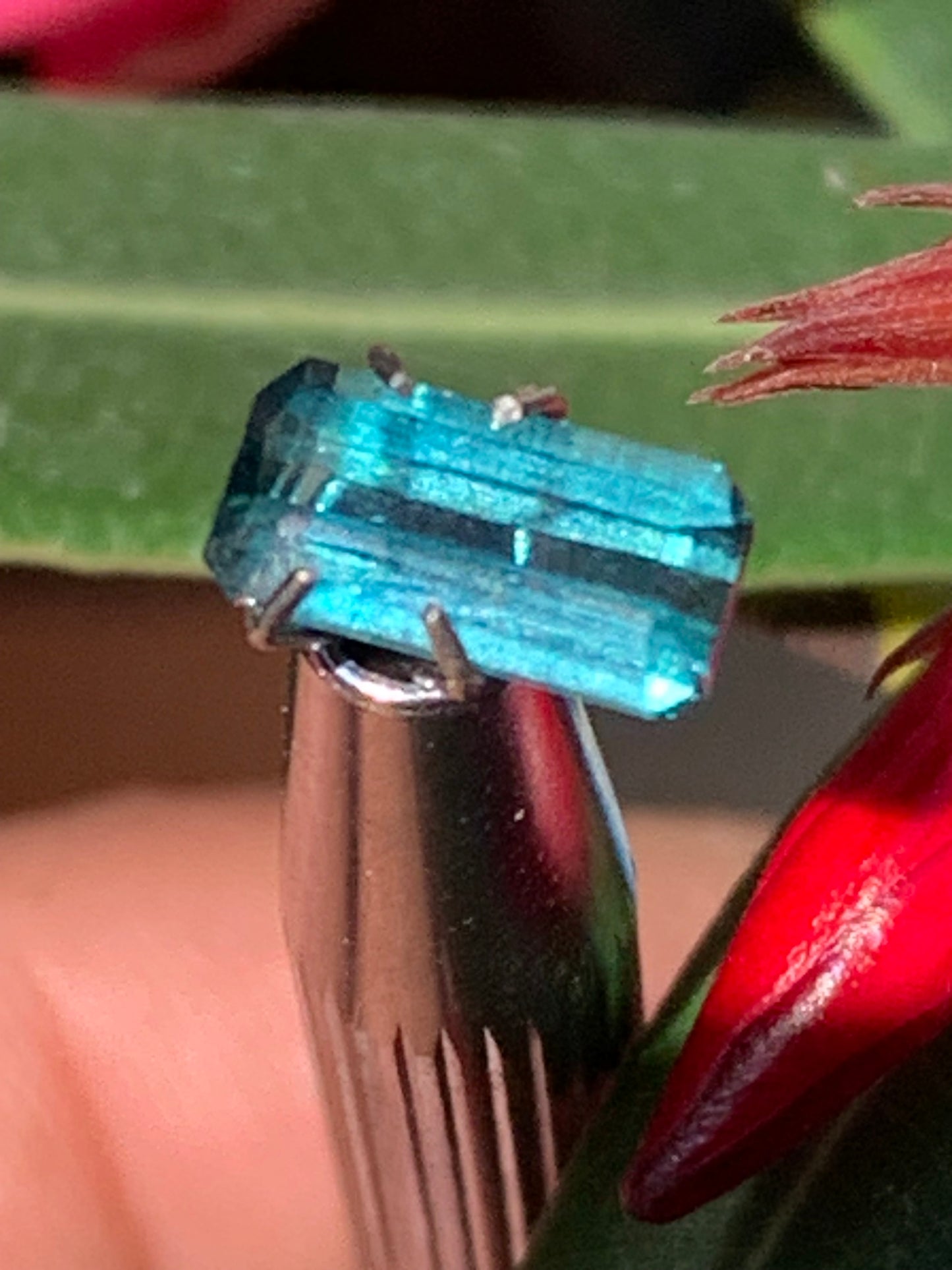Tourmaline bleue/ Indicolite, pierre taillée de 10mm x 5 x 4 - 1,5 carat. Parfait en bijouterie, collection ,exposition...