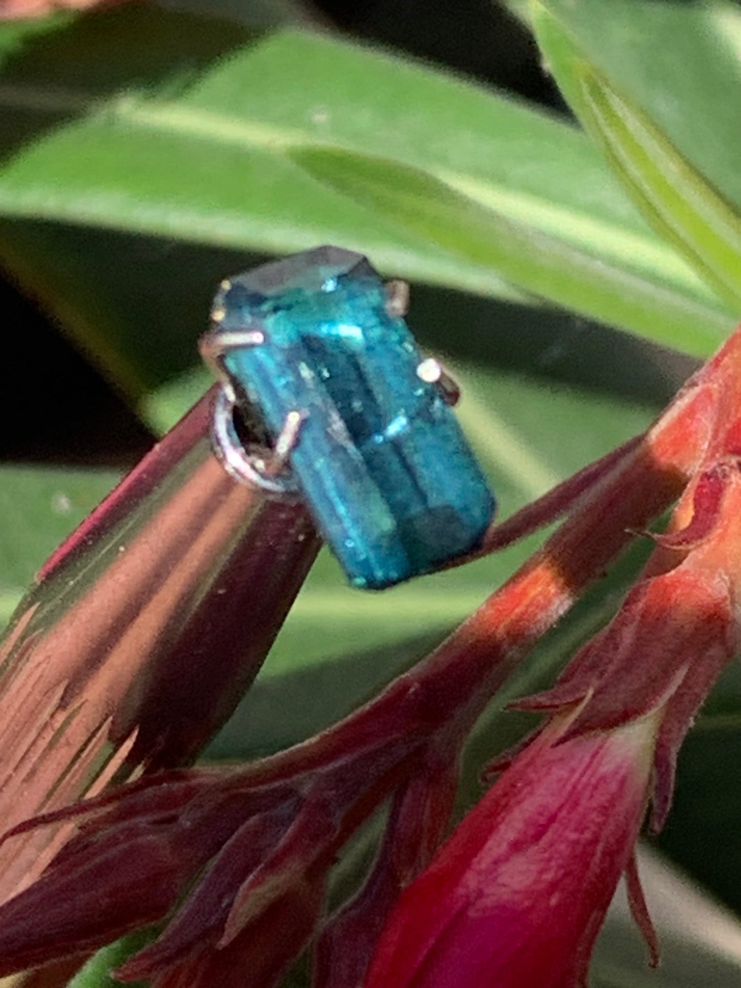 Tourmaline bleue/ Indicolite, pierre taillée de 10mm x 5 x 4 - 1,5 carat. Parfait en bijouterie, collection ,exposition...
