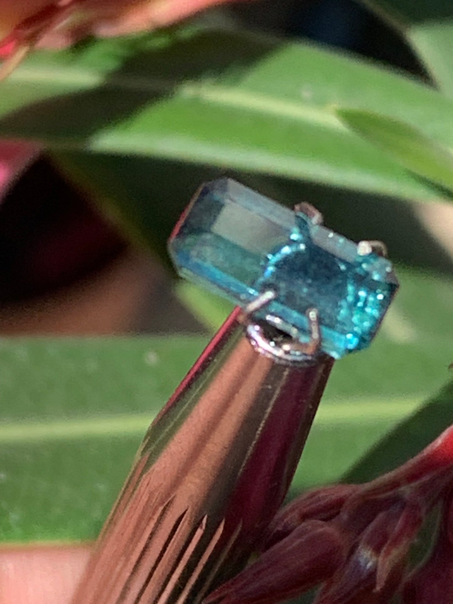 Tourmaline bleue/ Indicolite, pierre taillée de 10mm x 5 x 4 - 1,5 carat. Parfait en bijouterie, collection ,exposition...