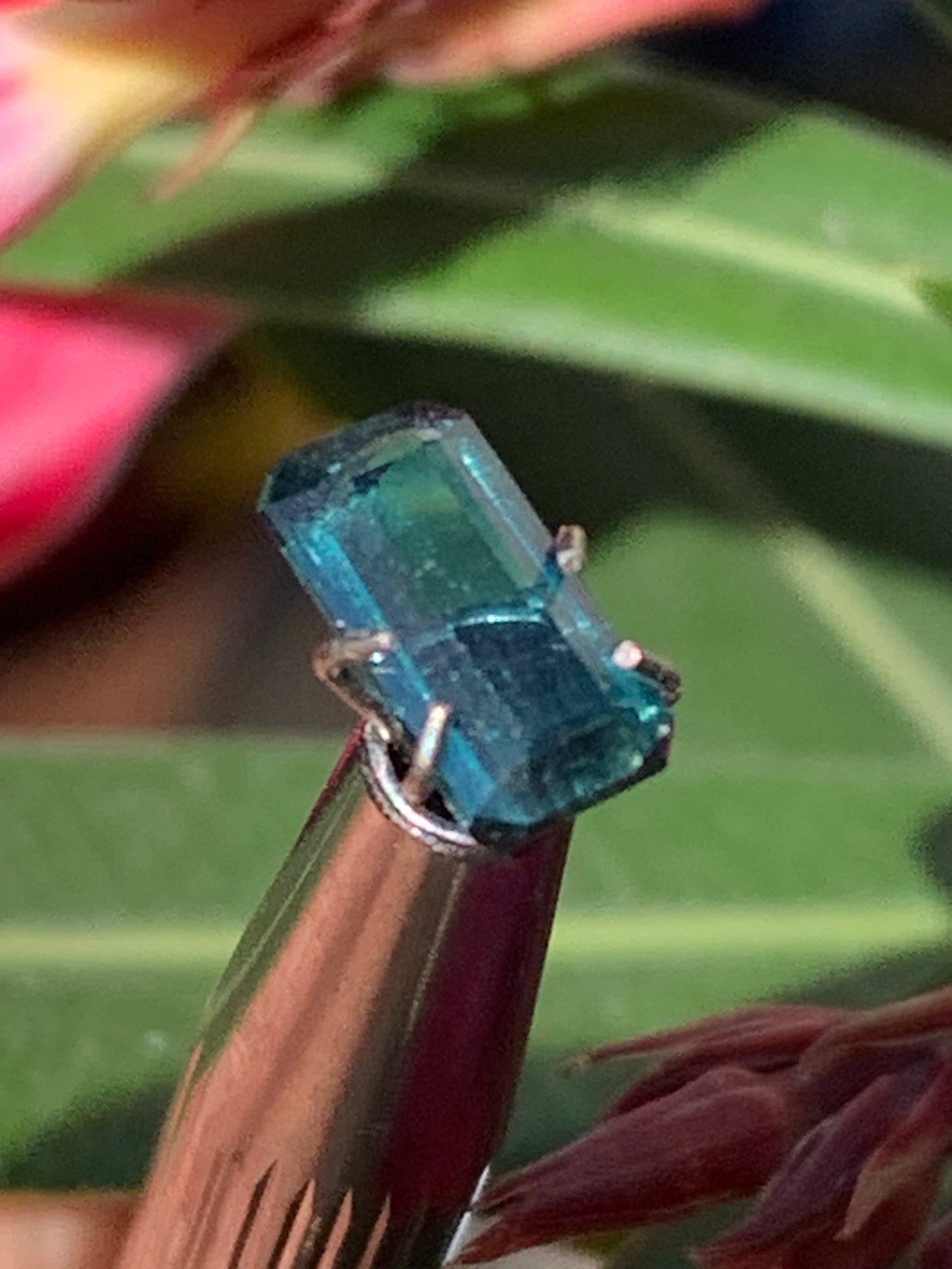 Tourmaline bleue/ Indicolite, pierre taillée de 10mm x 5 x 4 - 1,5 carat. Parfait en bijouterie, collection ,exposition...