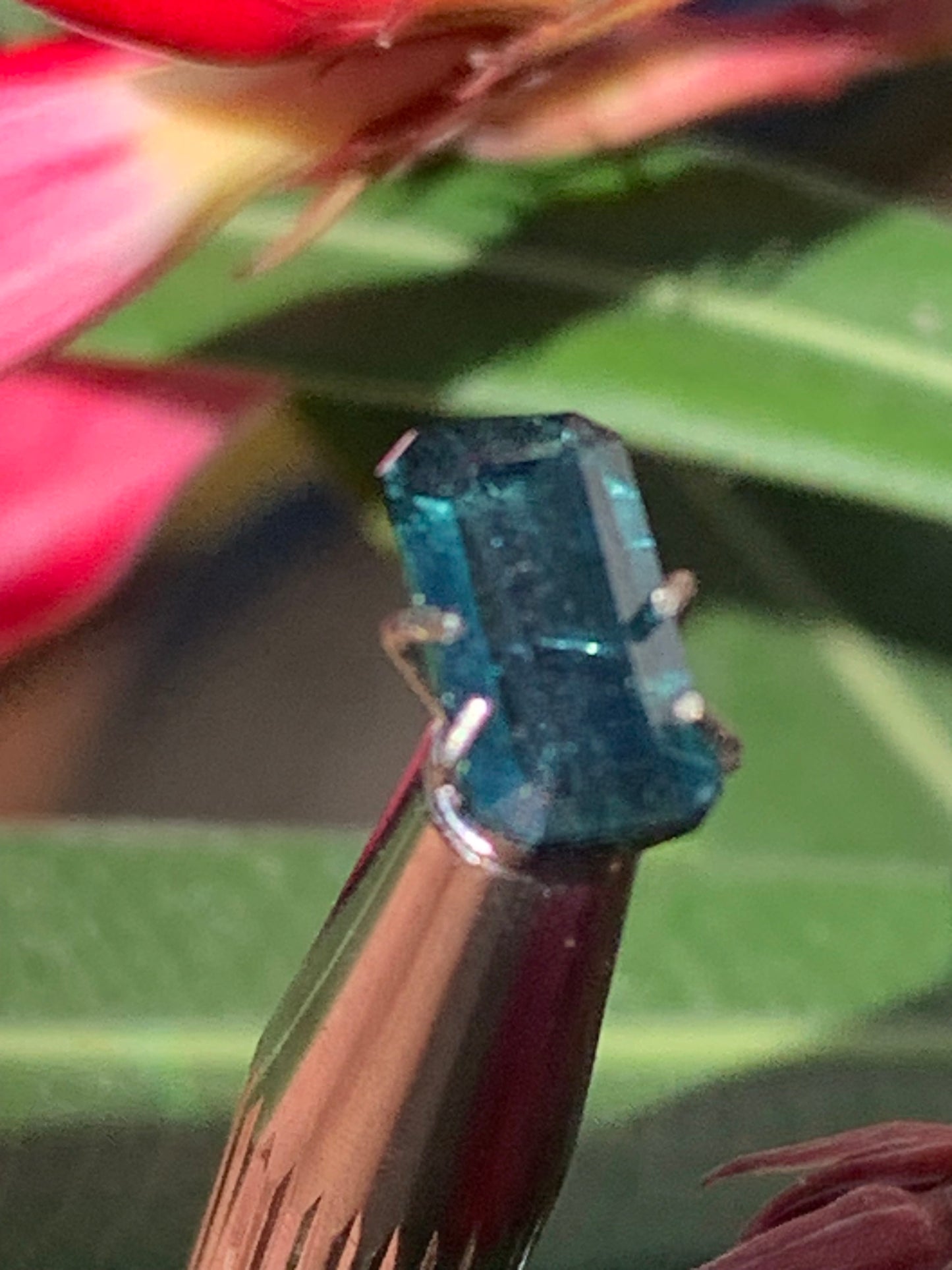 Tourmaline bleue/ Indicolite, pierre taillée de 10mm x 5 x 4 - 1,5 carat. Parfait en bijouterie, collection ,exposition...