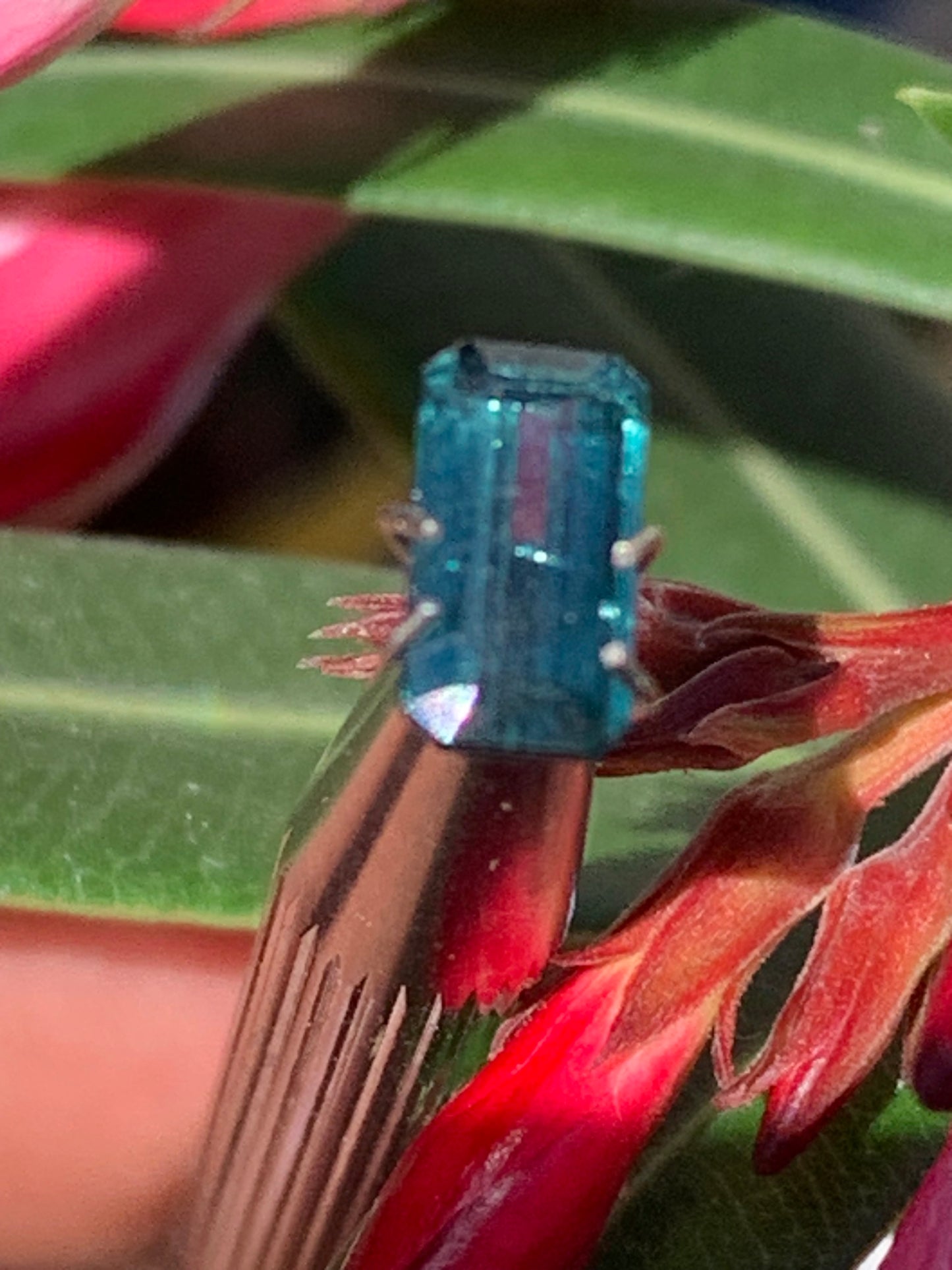 Tourmaline bleue/ Indicolite, pierre taillée de 10mm x 5 x 4 - 1,5 carat. Parfait en bijouterie, collection ,exposition...