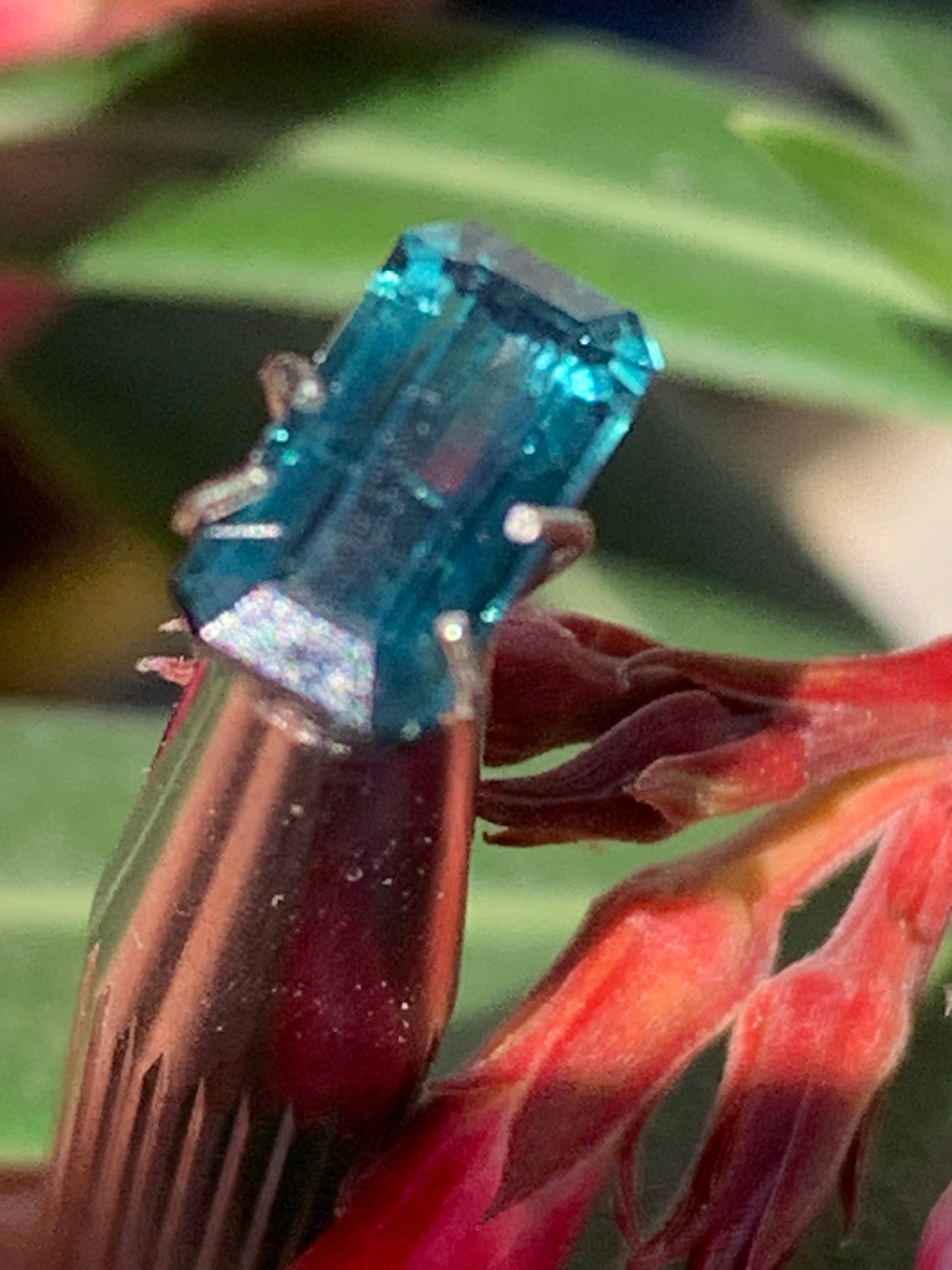 Tourmaline bleue/ Indicolite, pierre taillée de 10mm x 5 x 4 - 1,5 carat. Parfait en bijouterie, collection ,exposition...