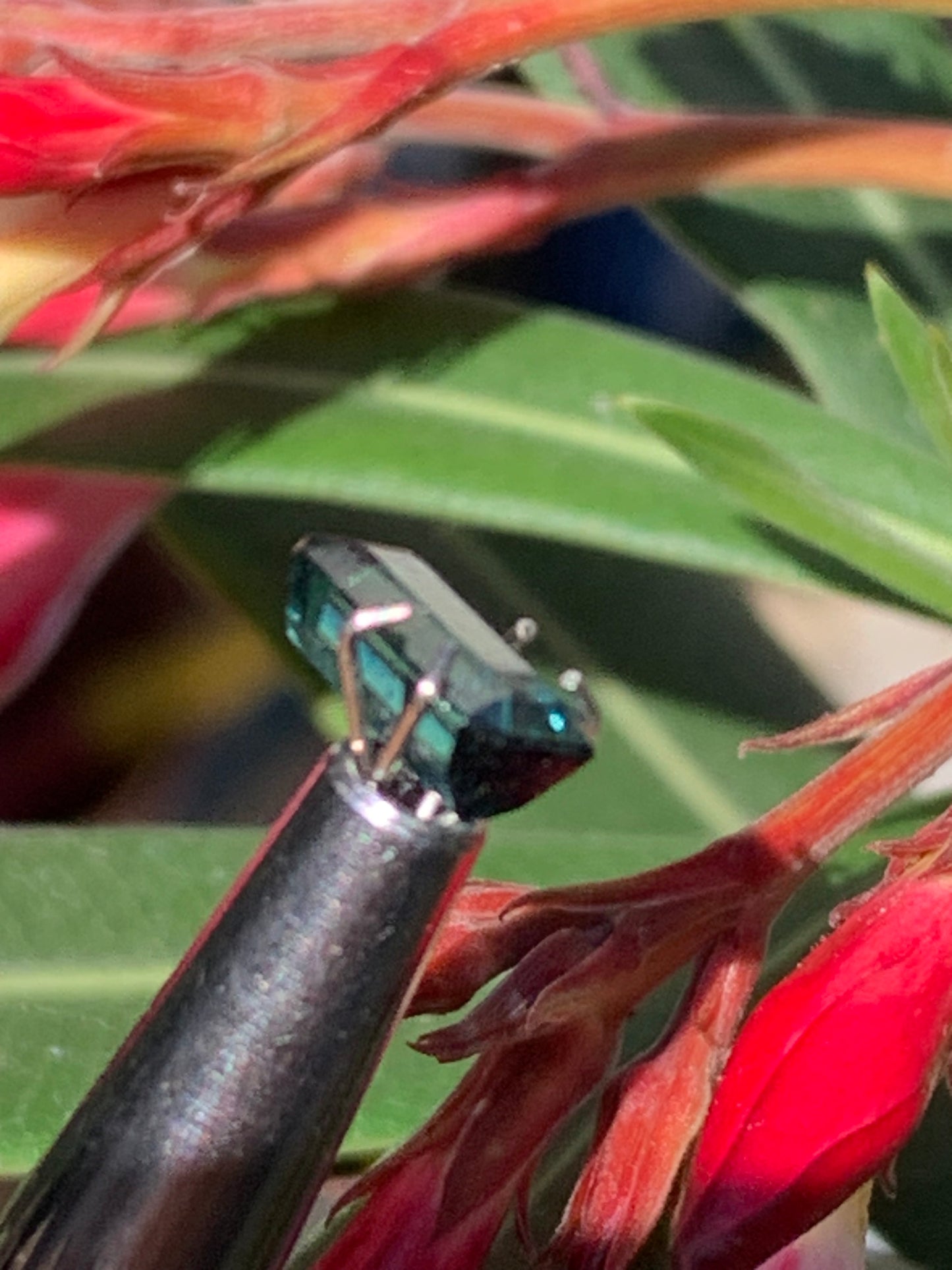 Tourmaline bleue/ Indicolite, pierre taillée de 10mm x 5 x 4 - 1,5 carat. Parfait en bijouterie, collection ,exposition...
