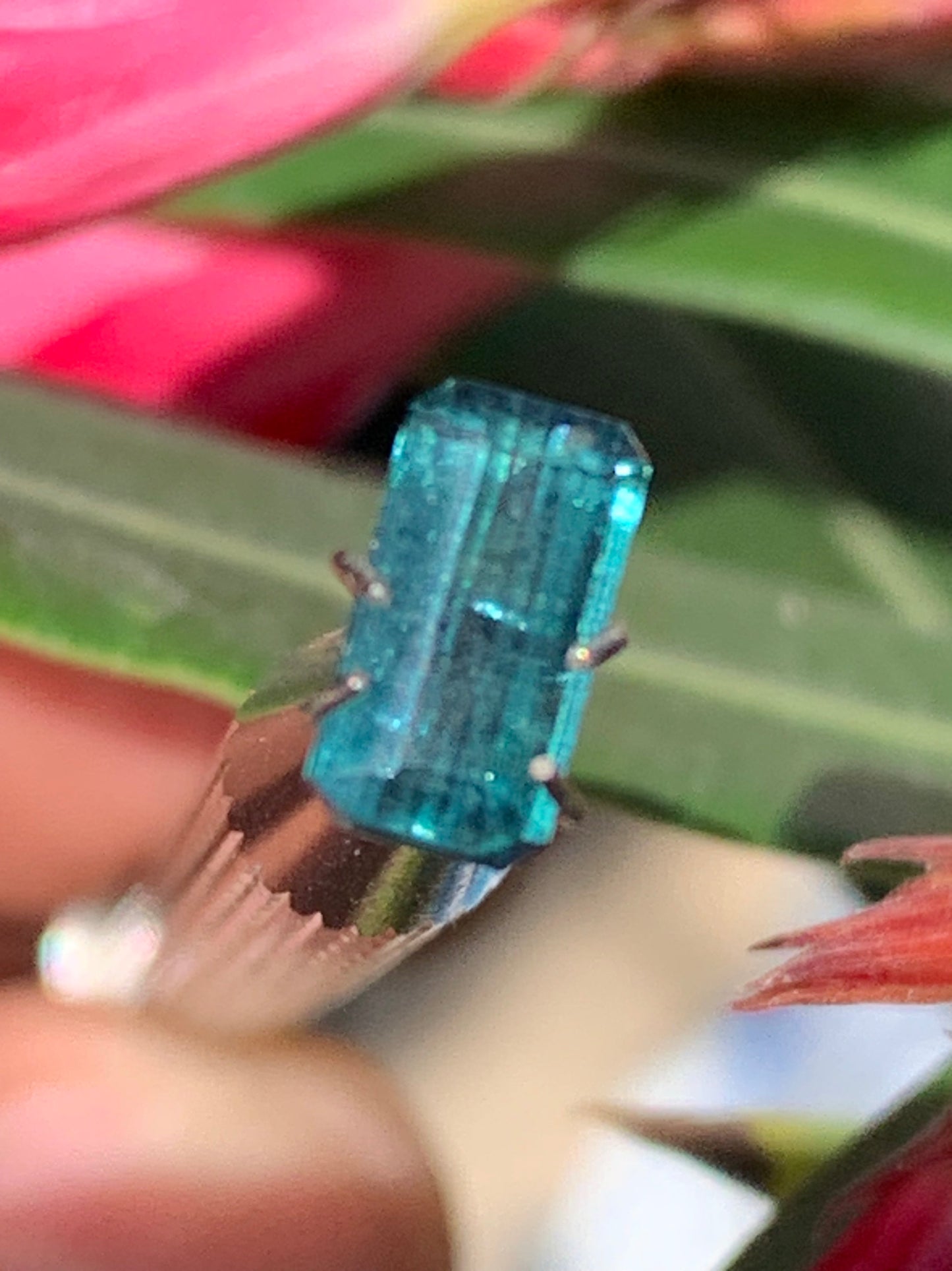 Tourmaline bleue/ Indicolite, pierre taillée de 10mm x 5 x 4 - 1,5 carat. Parfait en bijouterie, collection ,exposition...