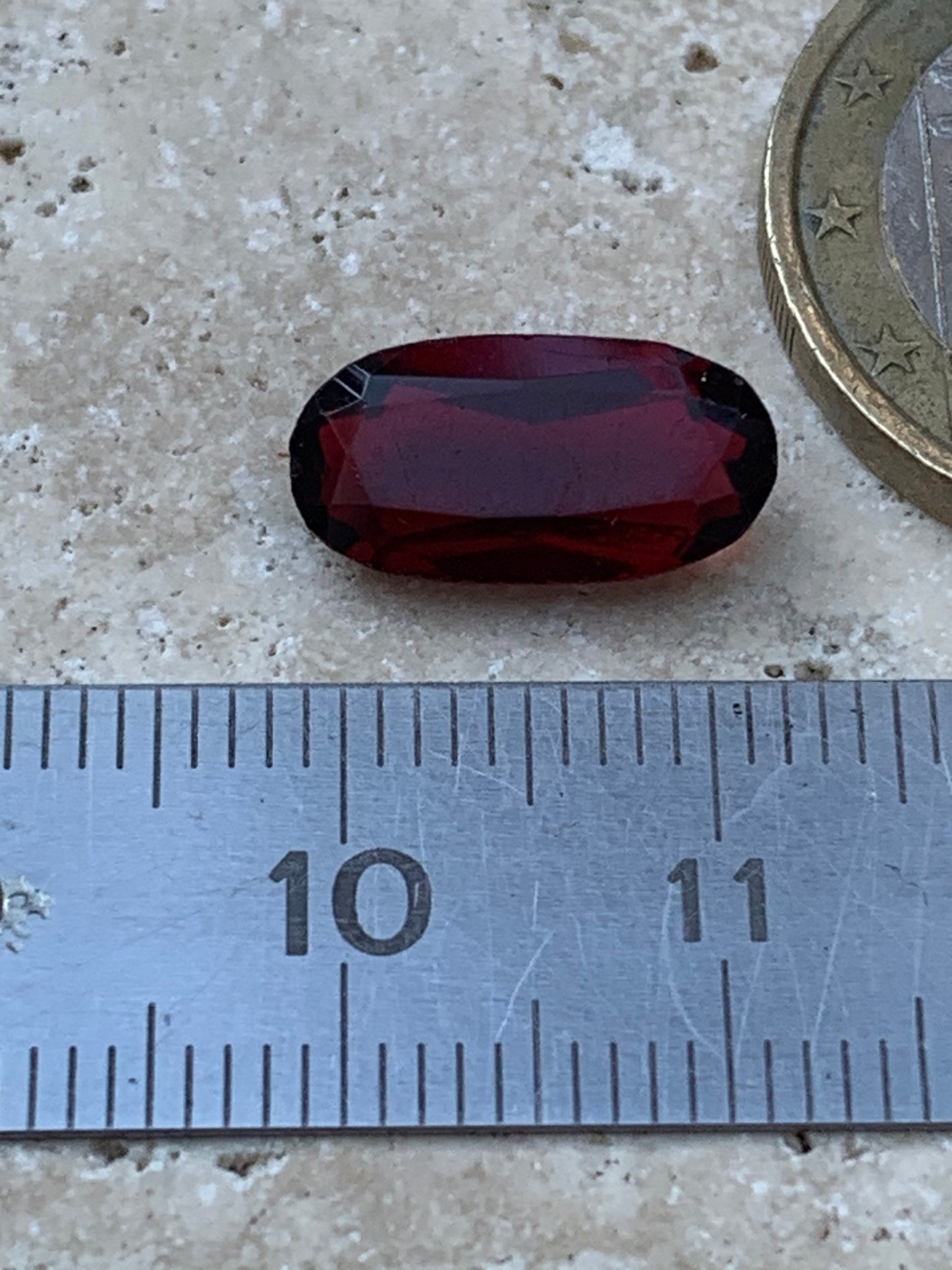 Grenat Almandin, pierre taillée de 14mm x7 x5 - 4 carats. Parfait en bijouterie, collection ,exposition...