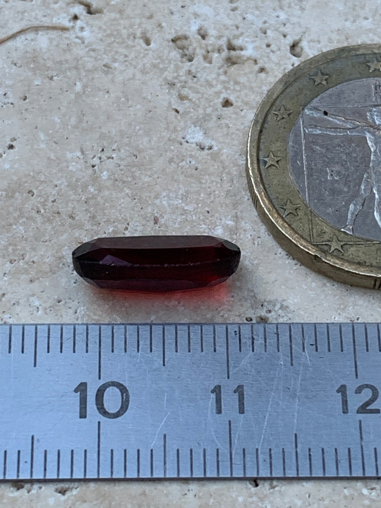 Grenat Almandin, pierre taillée de 14mm x7 x5 - 4 carats. Parfait en bijouterie, collection ,exposition...