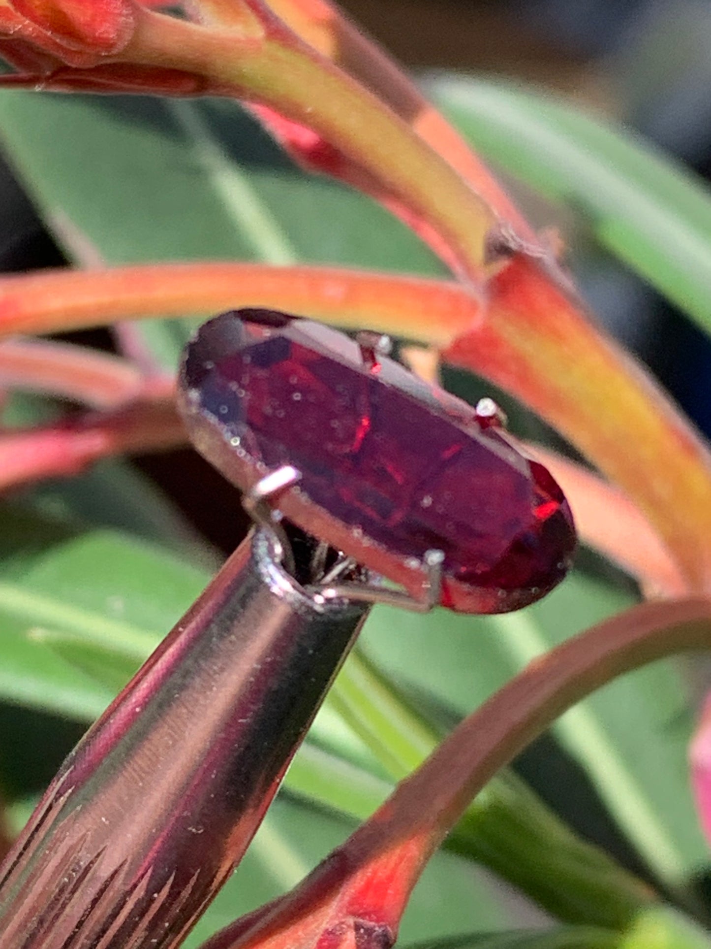 Grenat Almandin, pierre taillée de 14mm x7 x5 - 4 carats. Parfait en bijouterie, collection ,exposition...
