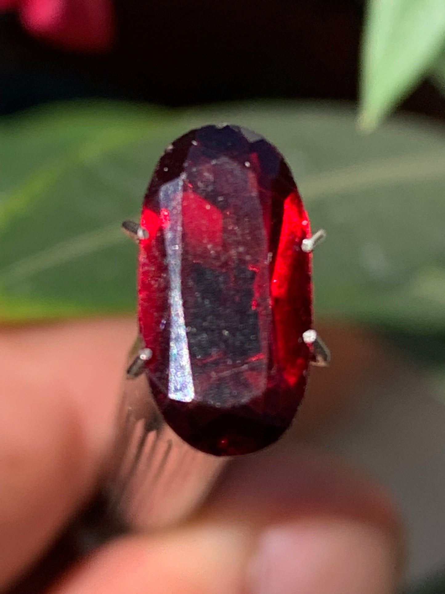Grenat Almandin, pierre taillée de 14mm x7 x5 - 4 carats. Parfait en bijouterie, collection ,exposition...