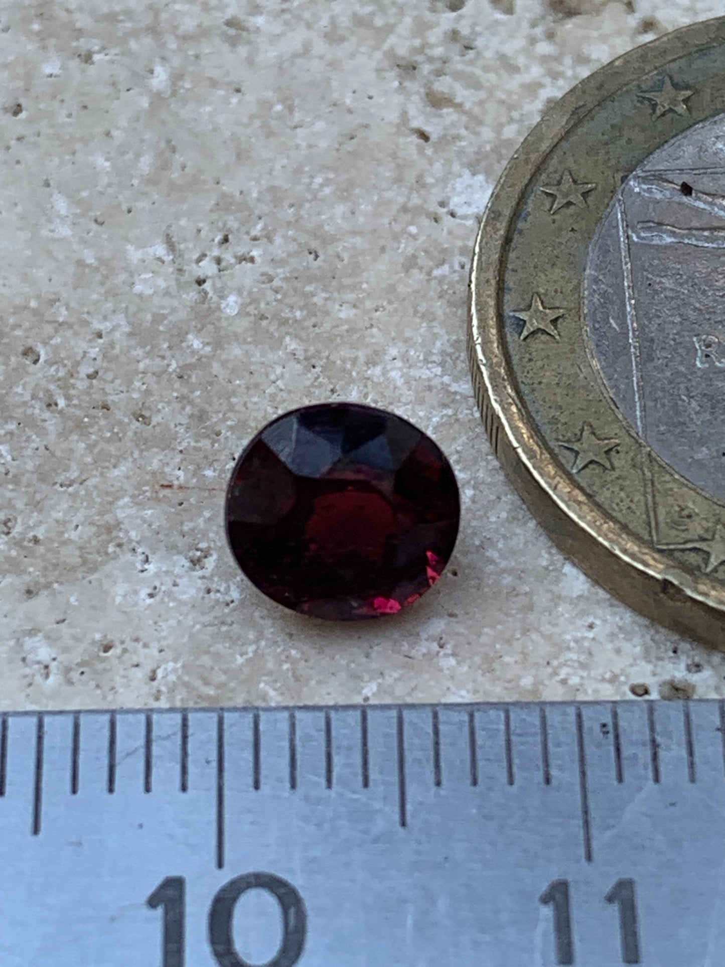 Grenat Almandin, pierre taillée de 7mm de diamètre x 5 - 2 carats. Parfait en bijouterie, collection ,exposition...