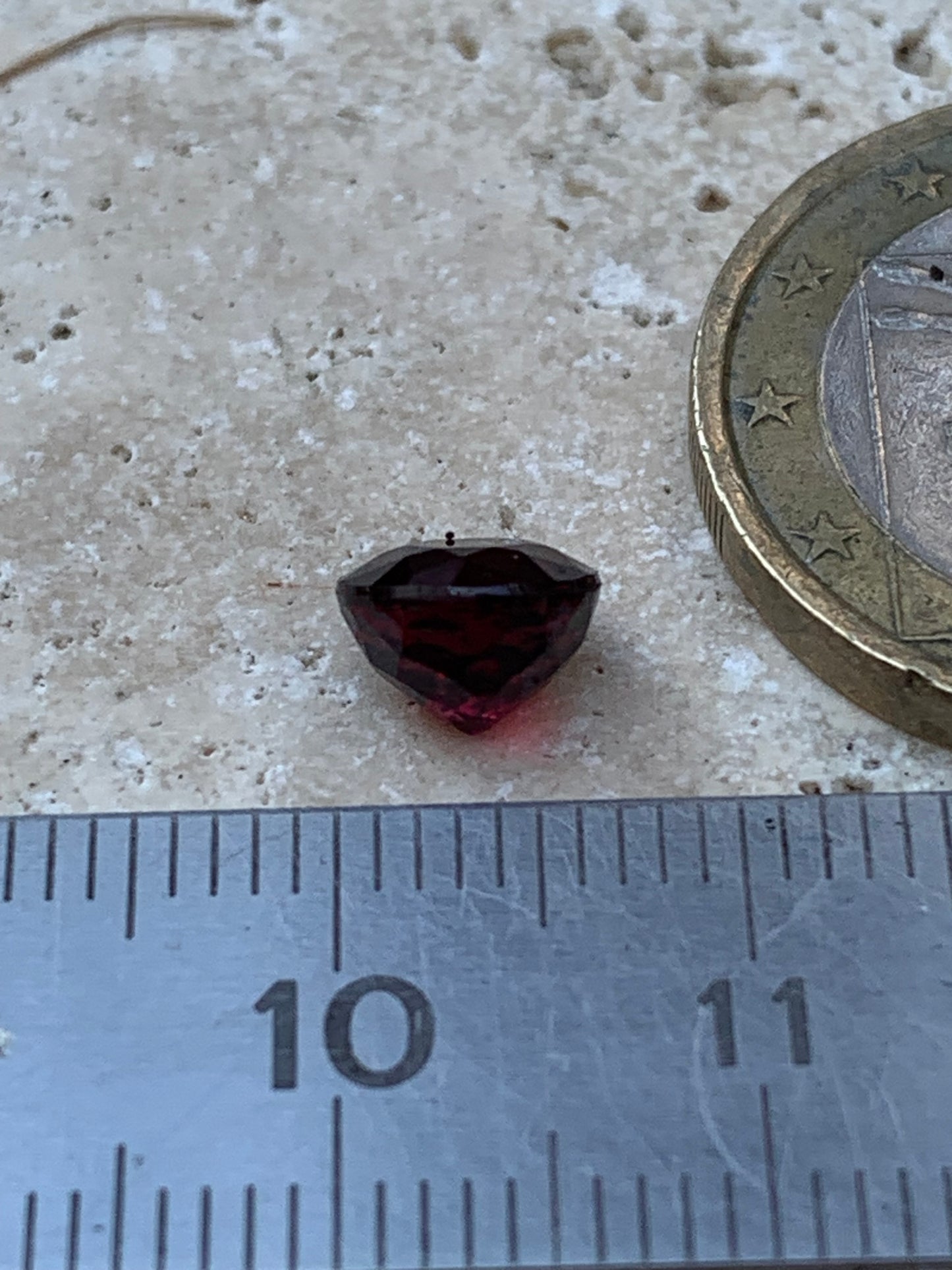 Grenat Almandin, pierre taillée de 7mm de diamètre x 5 - 2 carats. Parfait en bijouterie, collection ,exposition...