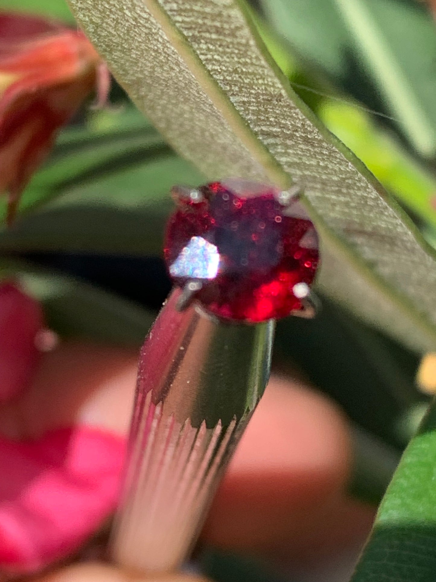 Grenat Almandin, pierre taillée de 7mm de diamètre x 5 - 2 carats. Parfait en bijouterie, collection ,exposition...