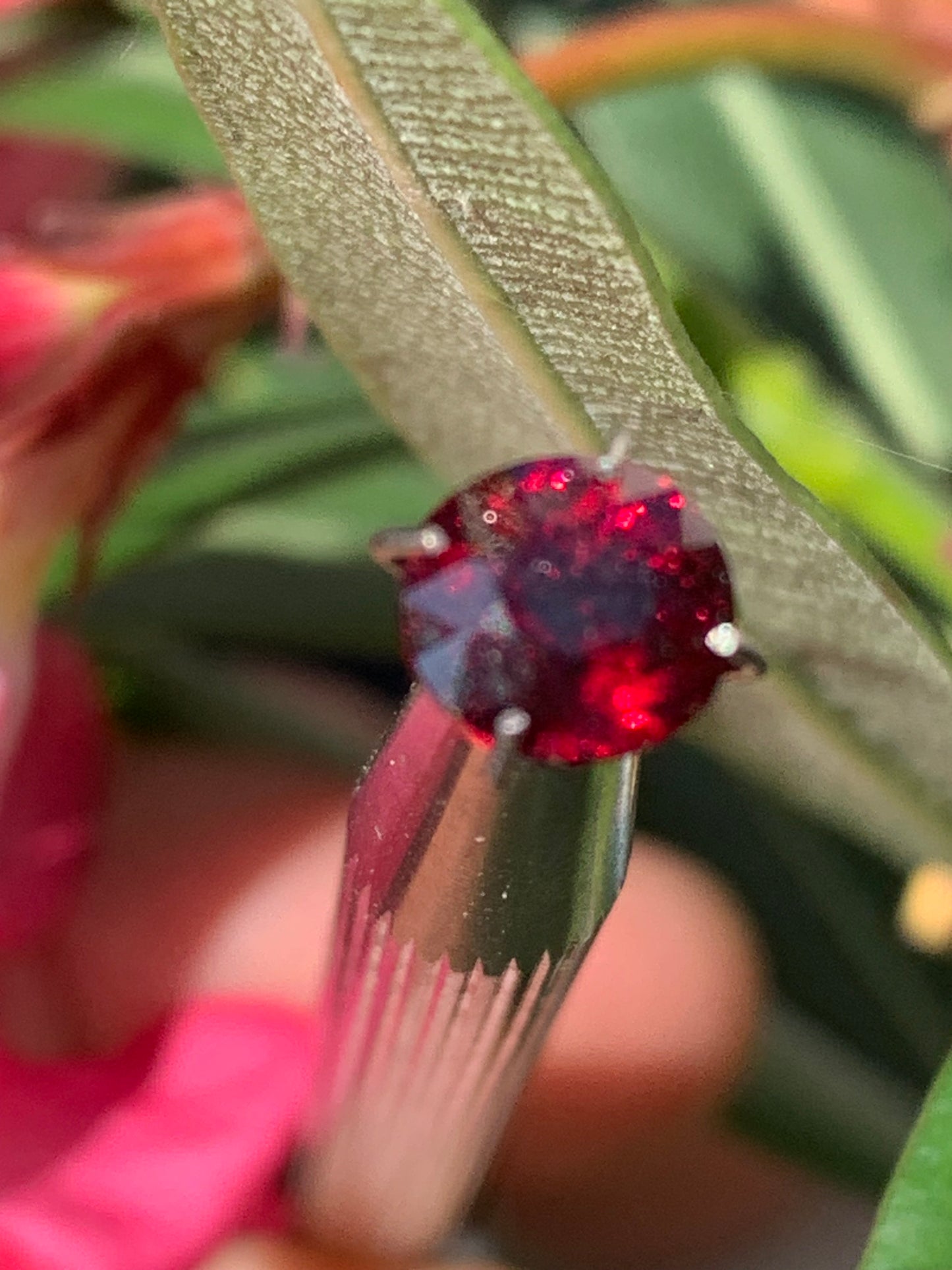 Grenat Almandin, pierre taillée de 7mm de diamètre x 5 - 2 carats. Parfait en bijouterie, collection ,exposition...