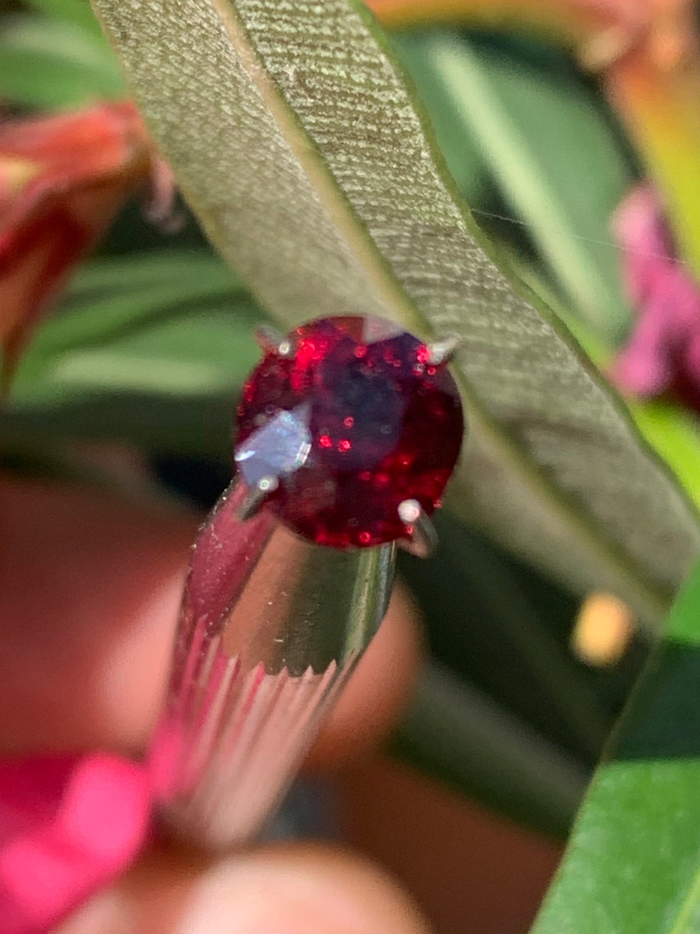 Grenat Almandin, pierre taillée de 7mm de diamètre x 5 - 2 carats. Parfait en bijouterie, collection ,exposition...