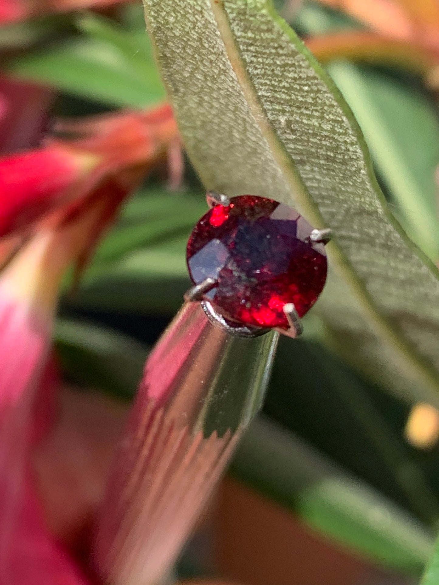 Grenat Almandin, pierre taillée de 7mm de diamètre x 5 - 2 carats. Parfait en bijouterie, collection ,exposition...