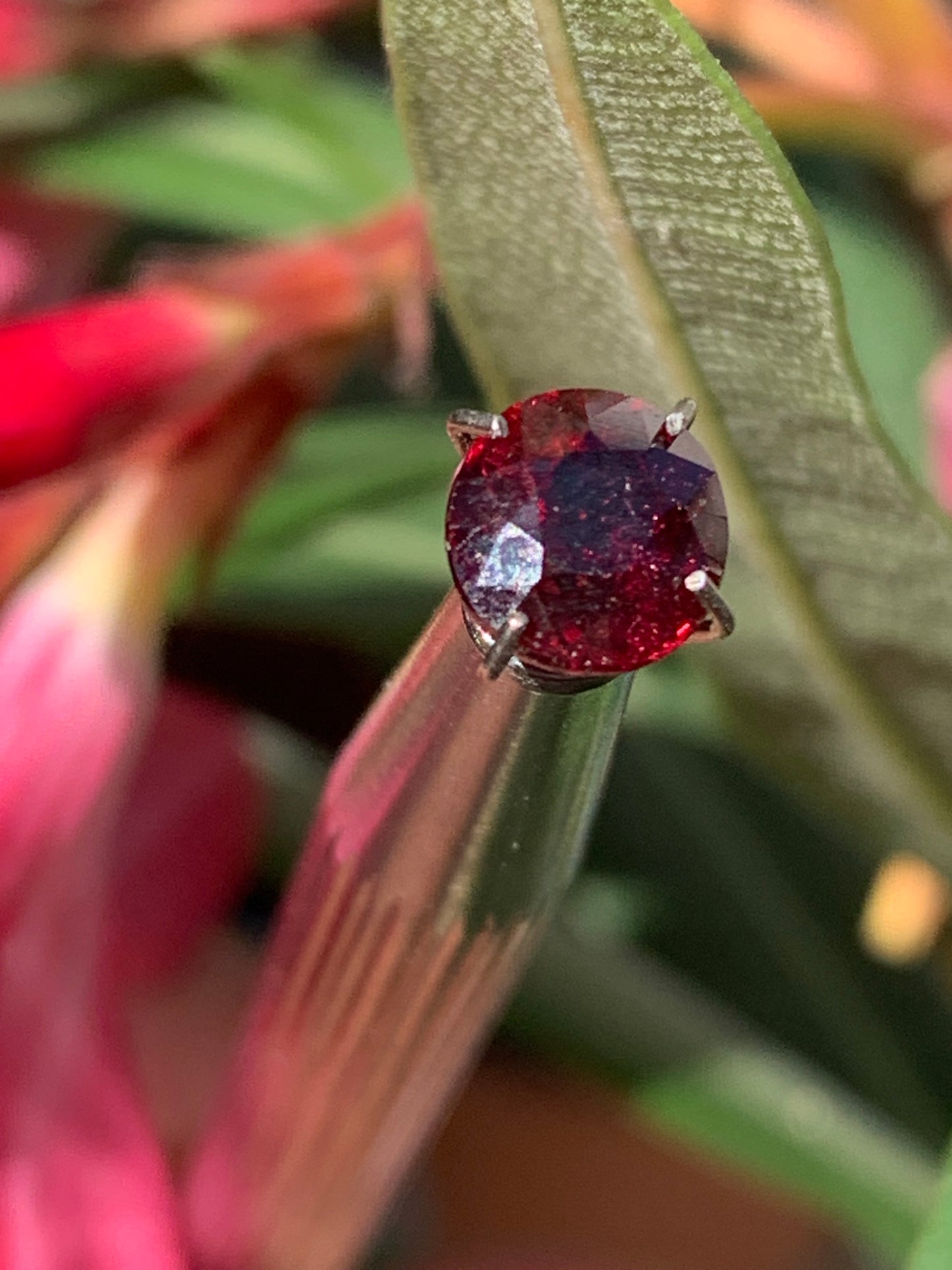 Grenat Almandin, pierre taillée de 7mm de diamètre x 5 - 2 carats. Parfait en bijouterie, collection ,exposition...