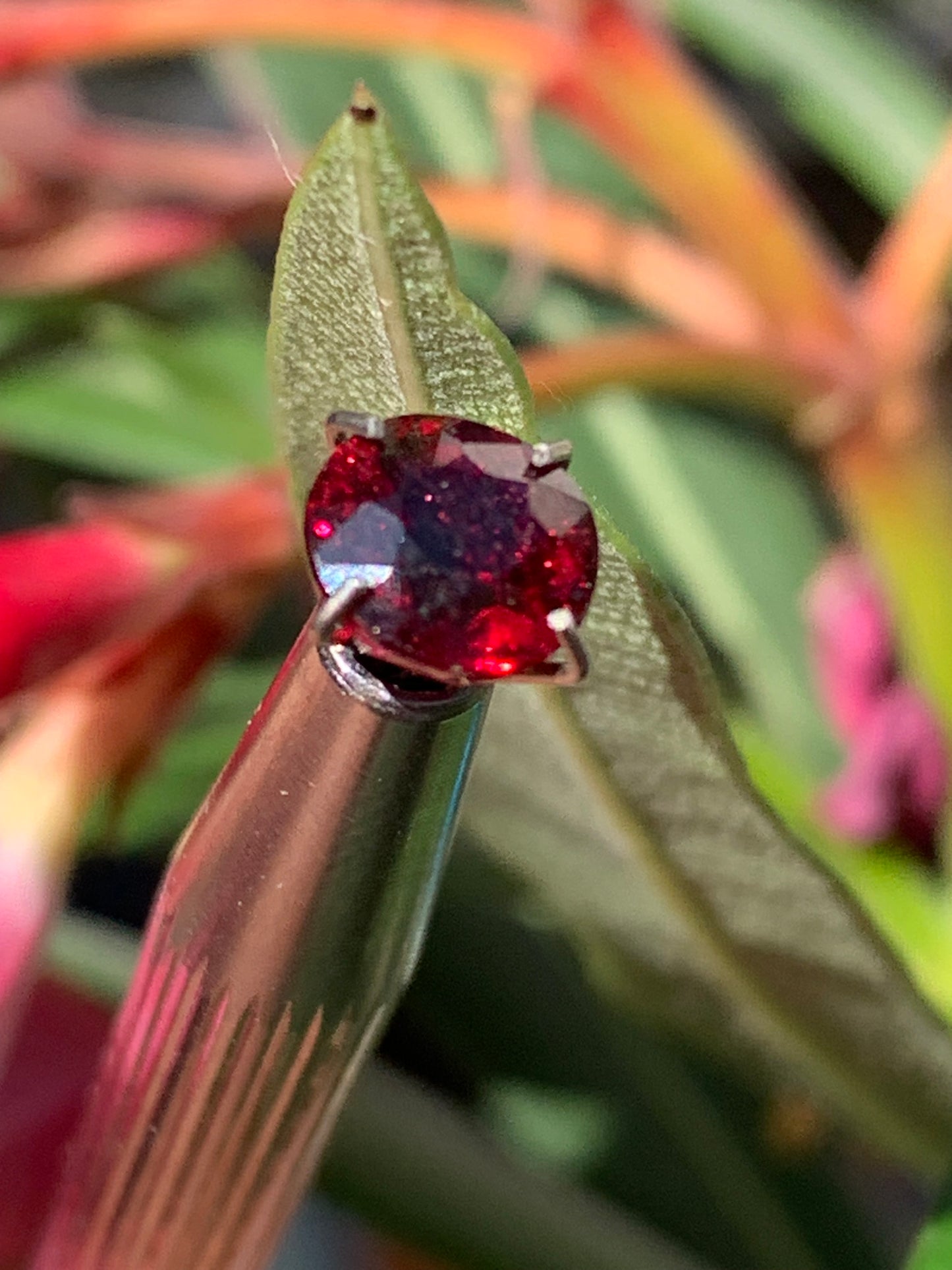 Grenat Almandin, pierre taillée de 7mm de diamètre x 5 - 2 carats. Parfait en bijouterie, collection ,exposition...