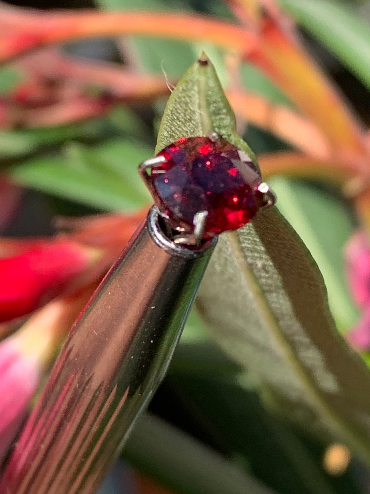 Grenat Almandin, pierre taillée de 7mm de diamètre x 5 - 2 carats. Parfait en bijouterie, collection ,exposition...