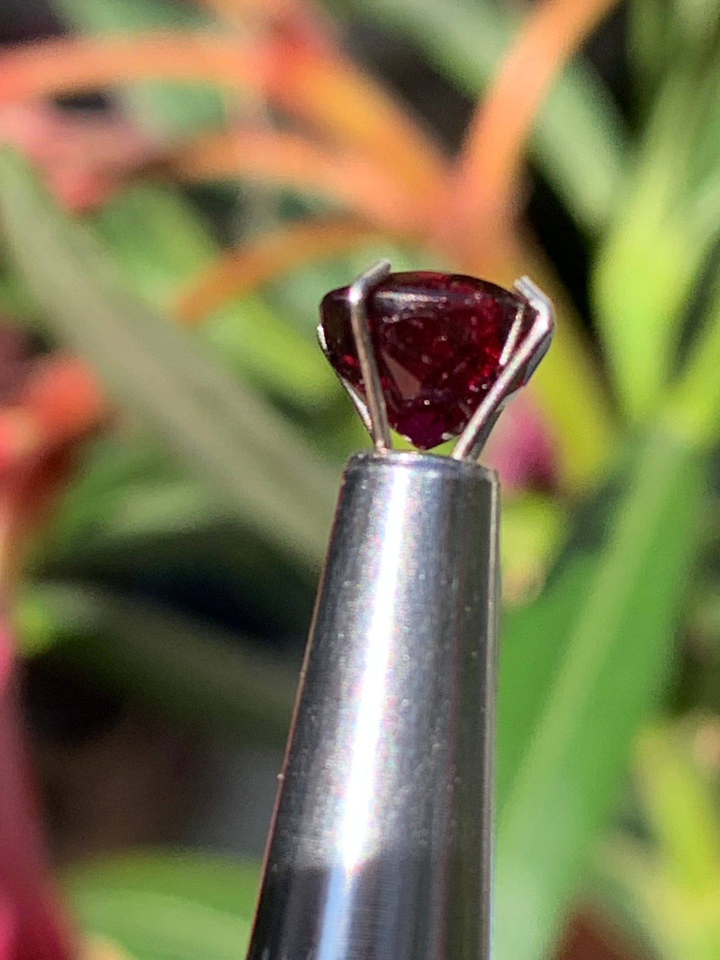 Grenat Almandin, pierre taillée de 7mm de diamètre x 5 - 2 carats. Parfait en bijouterie, collection ,exposition...