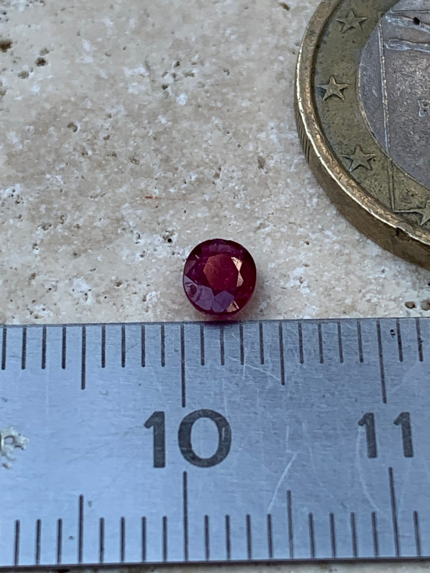 Spinelle, pierre fine taillée de 5mm x 4 x 2 - 1 carat. Parfait en bijouterie, collection ,exposition...