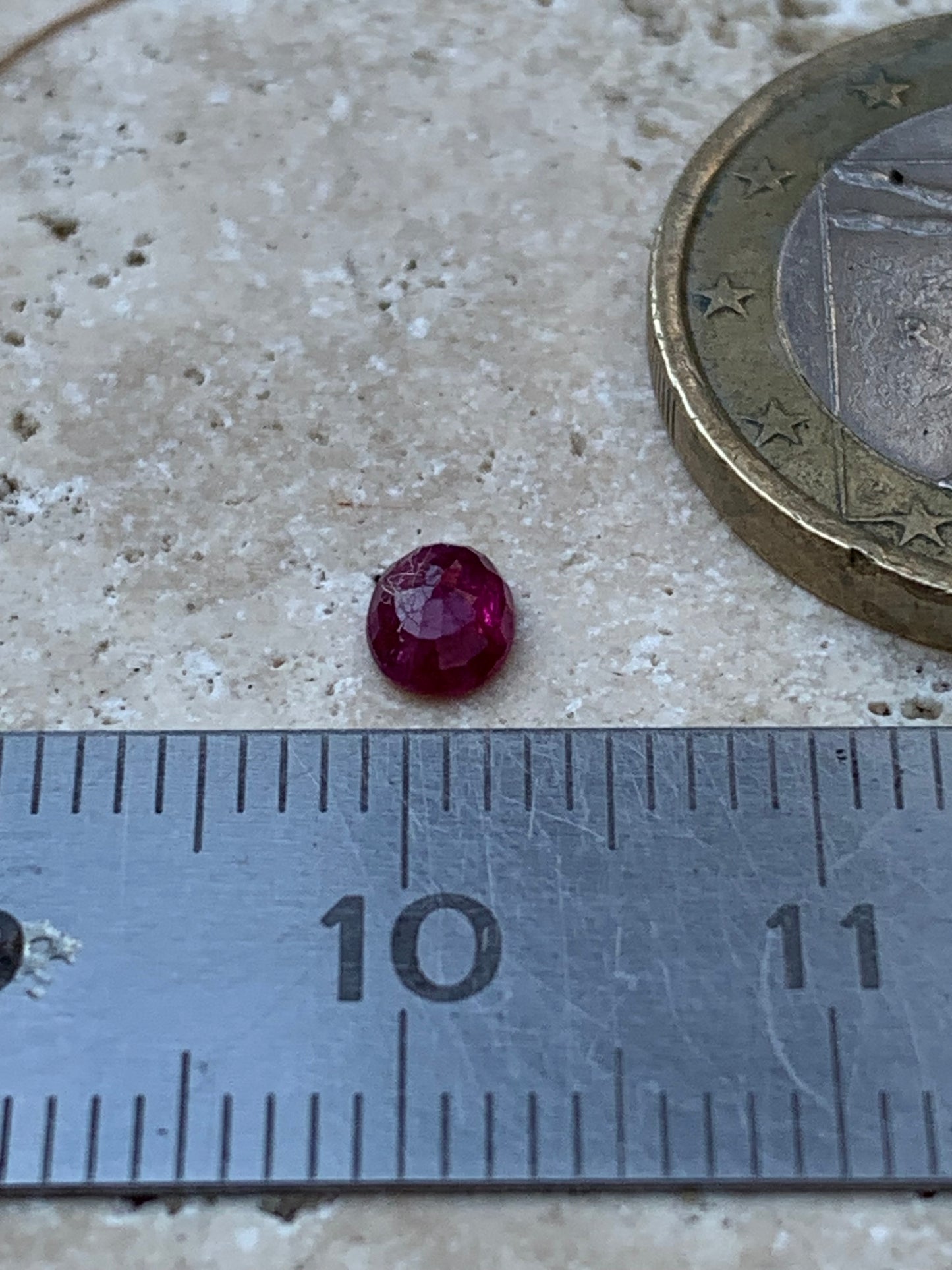 Spinelle, pierre fine taillée de 5mm x 4 x 2 - 1 carat. Parfait en bijouterie, collection ,exposition...