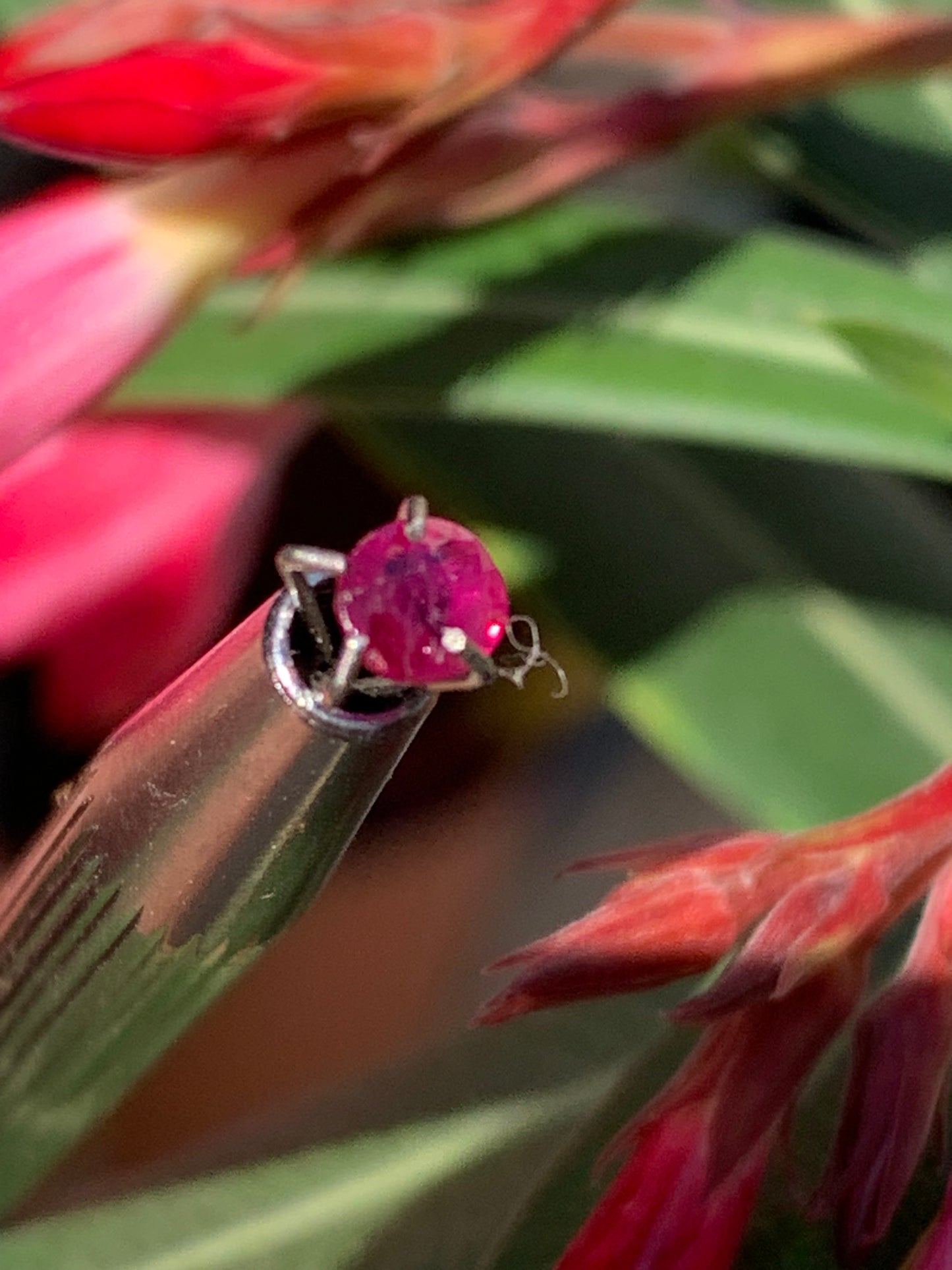 Spinelle, pierre fine taillée de 5mm x 4 x 2 - 1 carat. Parfait en bijouterie, collection ,exposition...