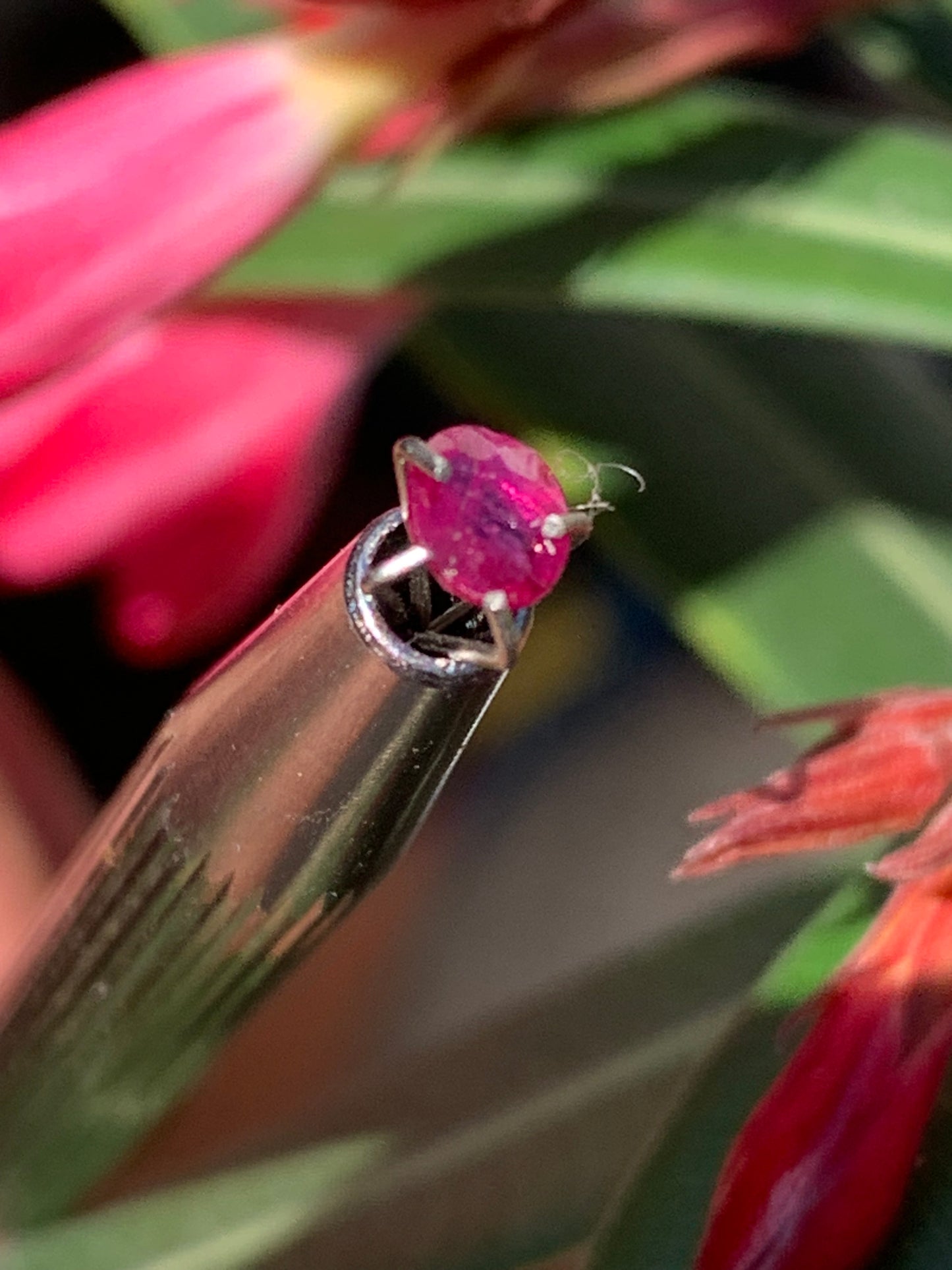 Spinelle, pierre fine taillée de 5mm x 4 x 2 - 1 carat. Parfait en bijouterie, collection ,exposition...