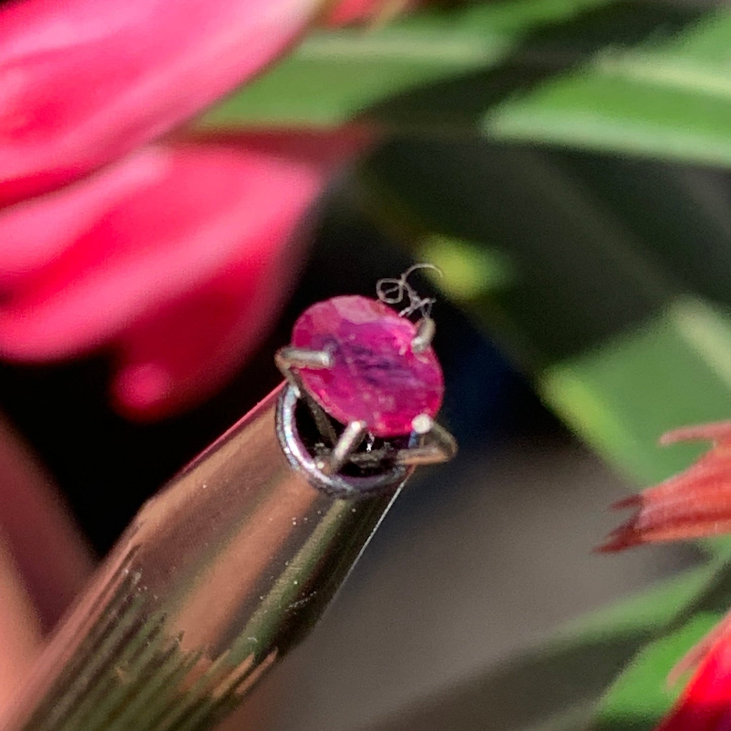 Spinelle, pierre fine taillée de 5mm x 4 x 2 - 1 carat. Parfait en bijouterie, collection ,exposition...