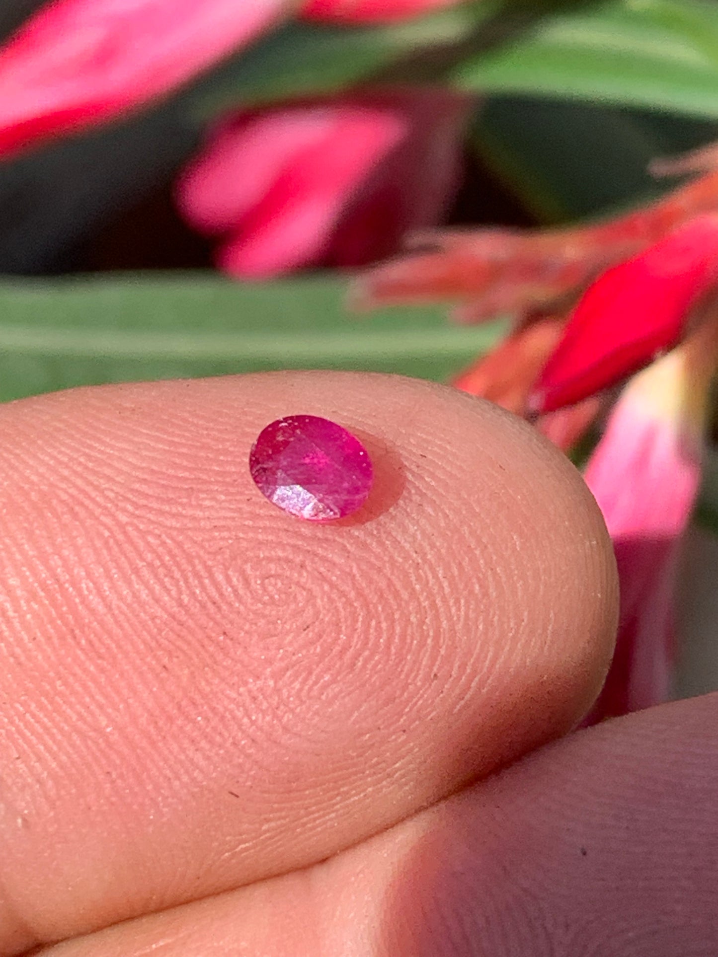 Spinelle, pierre fine taillée de 5mm x 4 x 2 - 1 carat. Parfait en bijouterie, collection ,exposition...