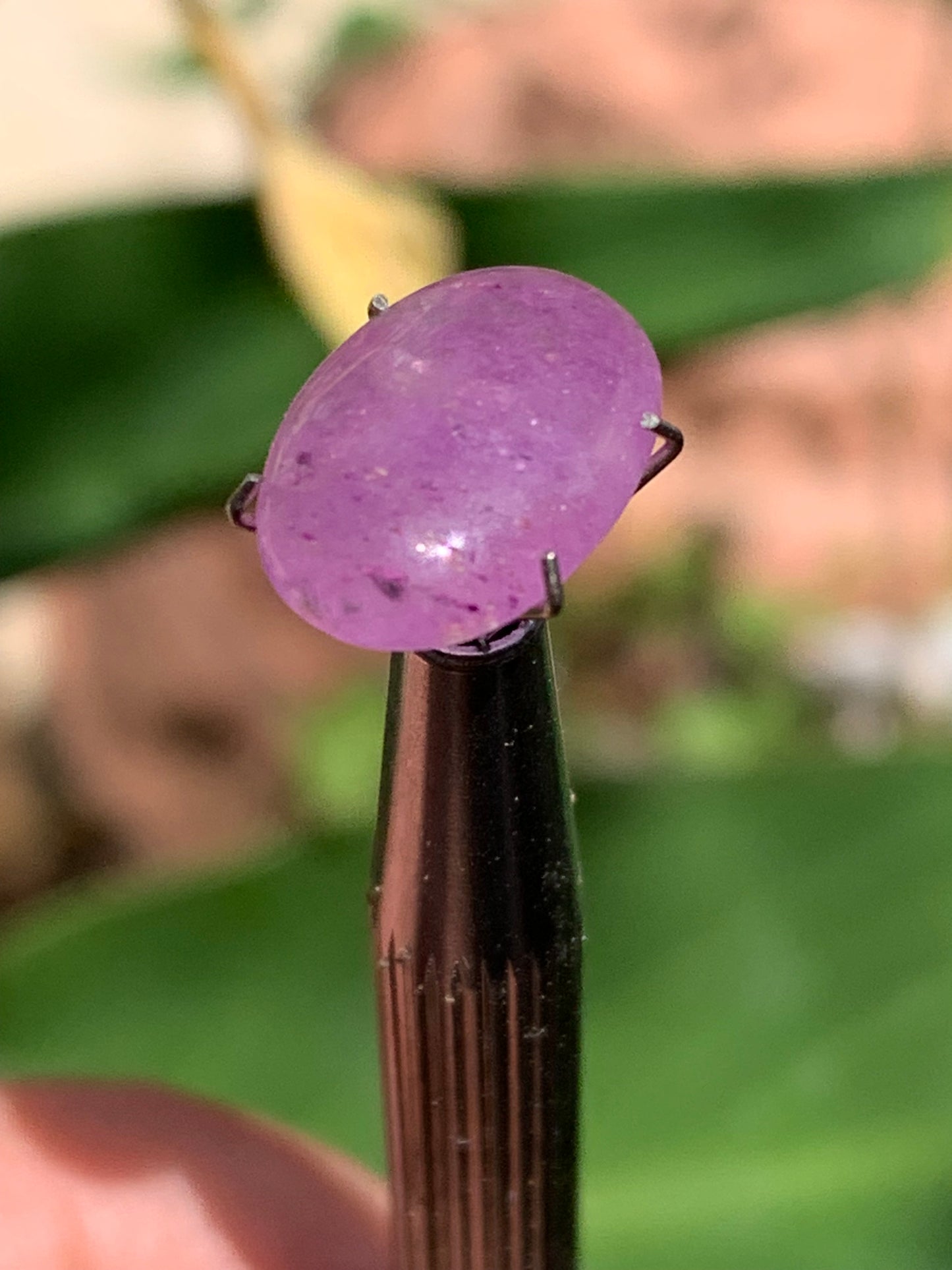 Améthyste, cabochon de 10mm x 5 x 4 - 1,5 carats. Parfait en bijouterie, collection ,exposition...