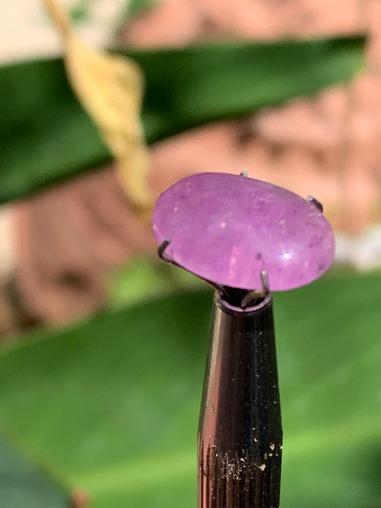 Améthyste, cabochon de 10mm x 5 x 4 - 1,5 carats. Parfait en bijouterie, collection ,exposition...