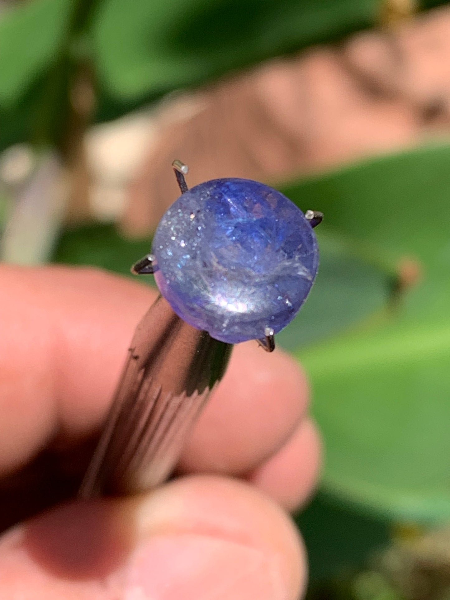 Cyanite disthène, cabochon de 10mm de diamètre x 5 - 4,5 carats. Parfait en bijouterie, collection, exposition...