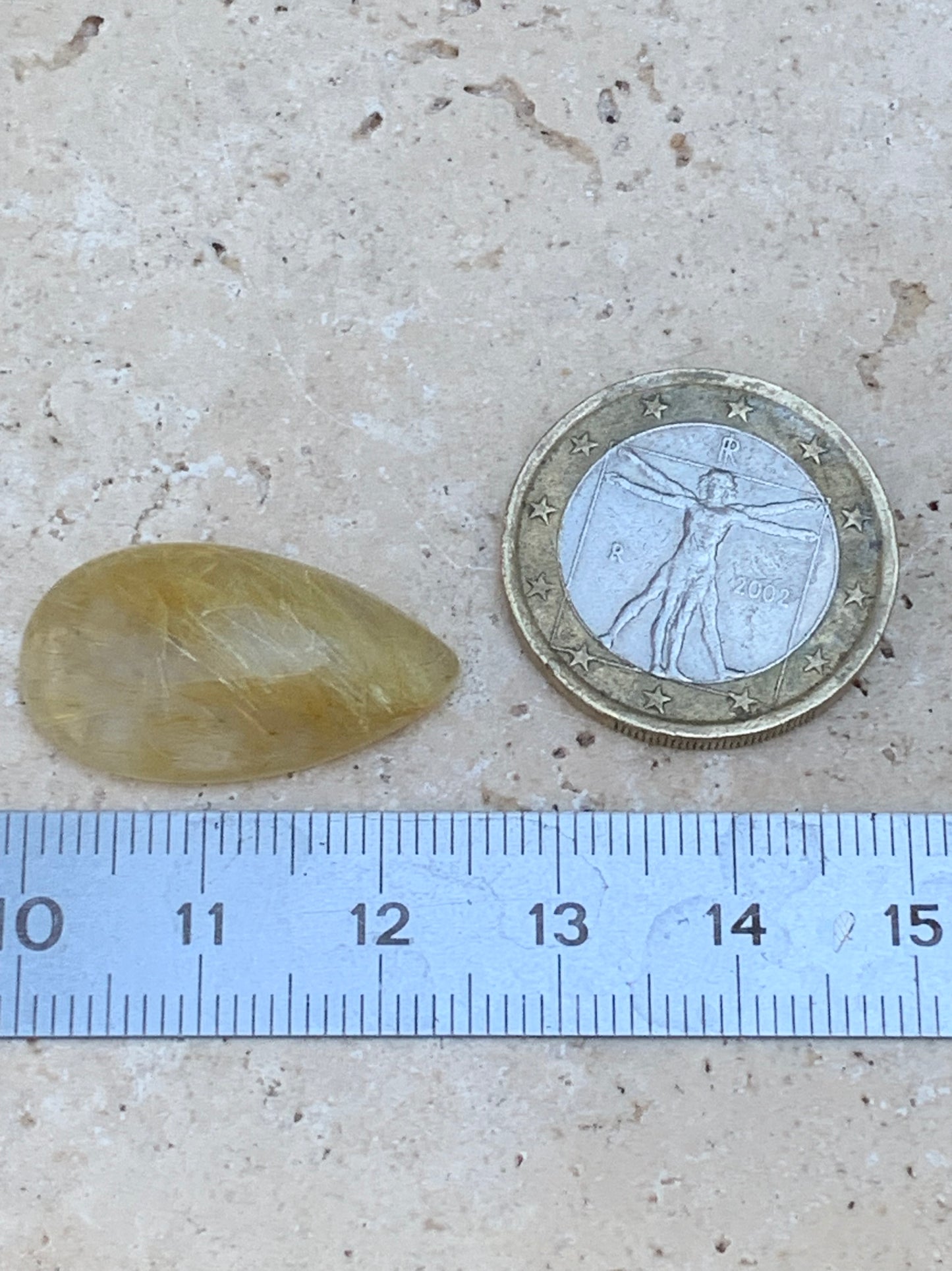 Cristal de roche/ quartz à rutiles dorés, cabochon de 25mm x15 x6 - 15,5 carats. Parfait en bijouterie, collection ,exposition...