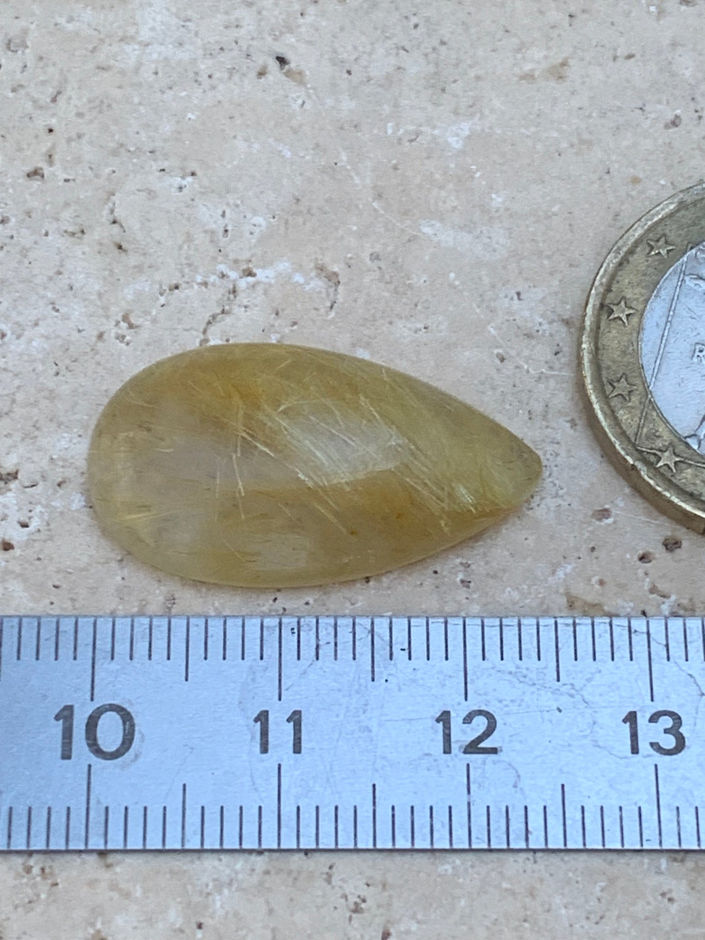 Cristal de roche/ quartz à rutiles dorés, cabochon de 25mm x15 x6 - 15,5 carats. Parfait en bijouterie, collection ,exposition...