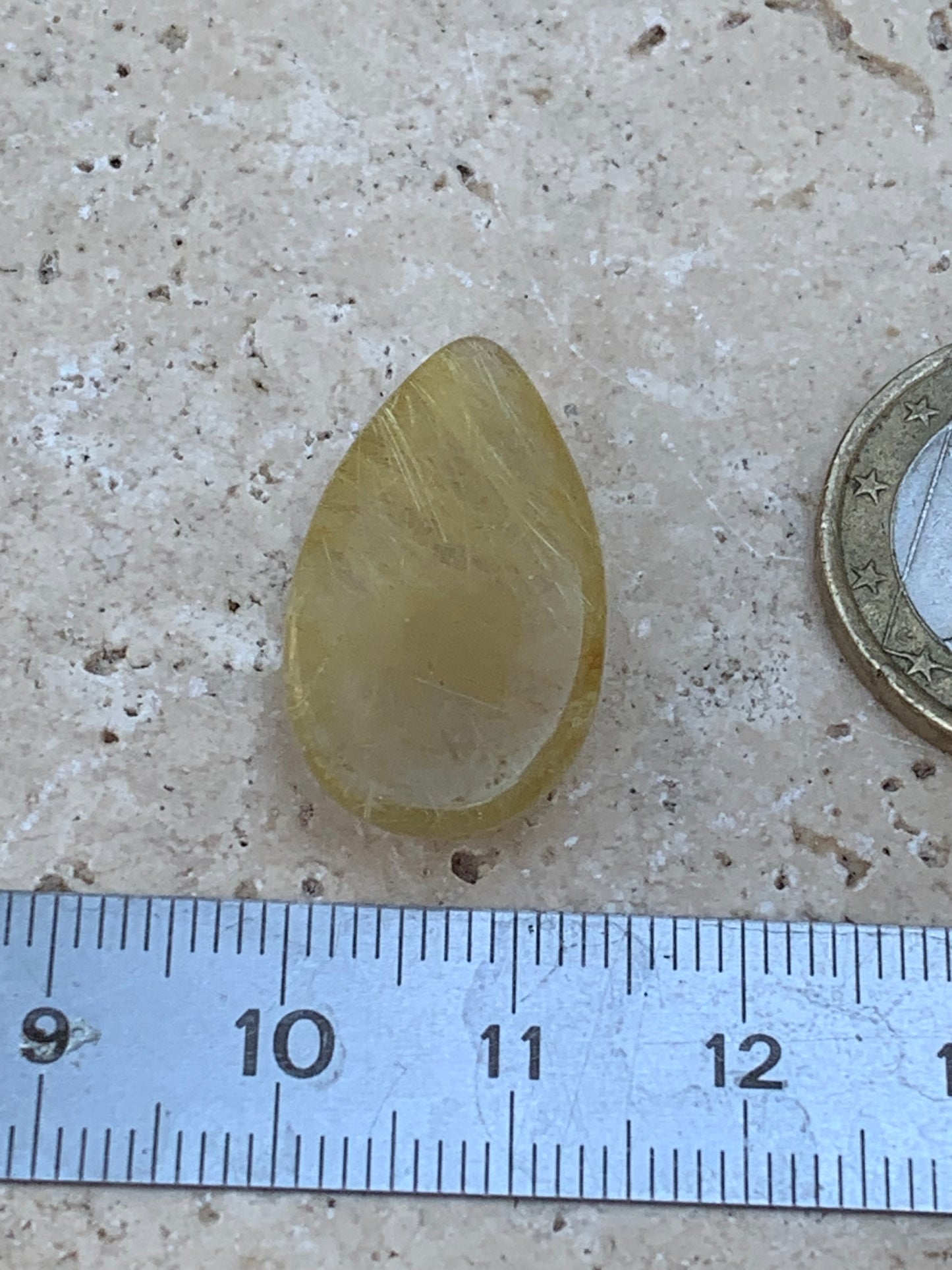 Cristal de roche/ quartz à rutiles dorés, cabochon de 25mm x15 x6 - 15,5 carats. Parfait en bijouterie, collection ,exposition...