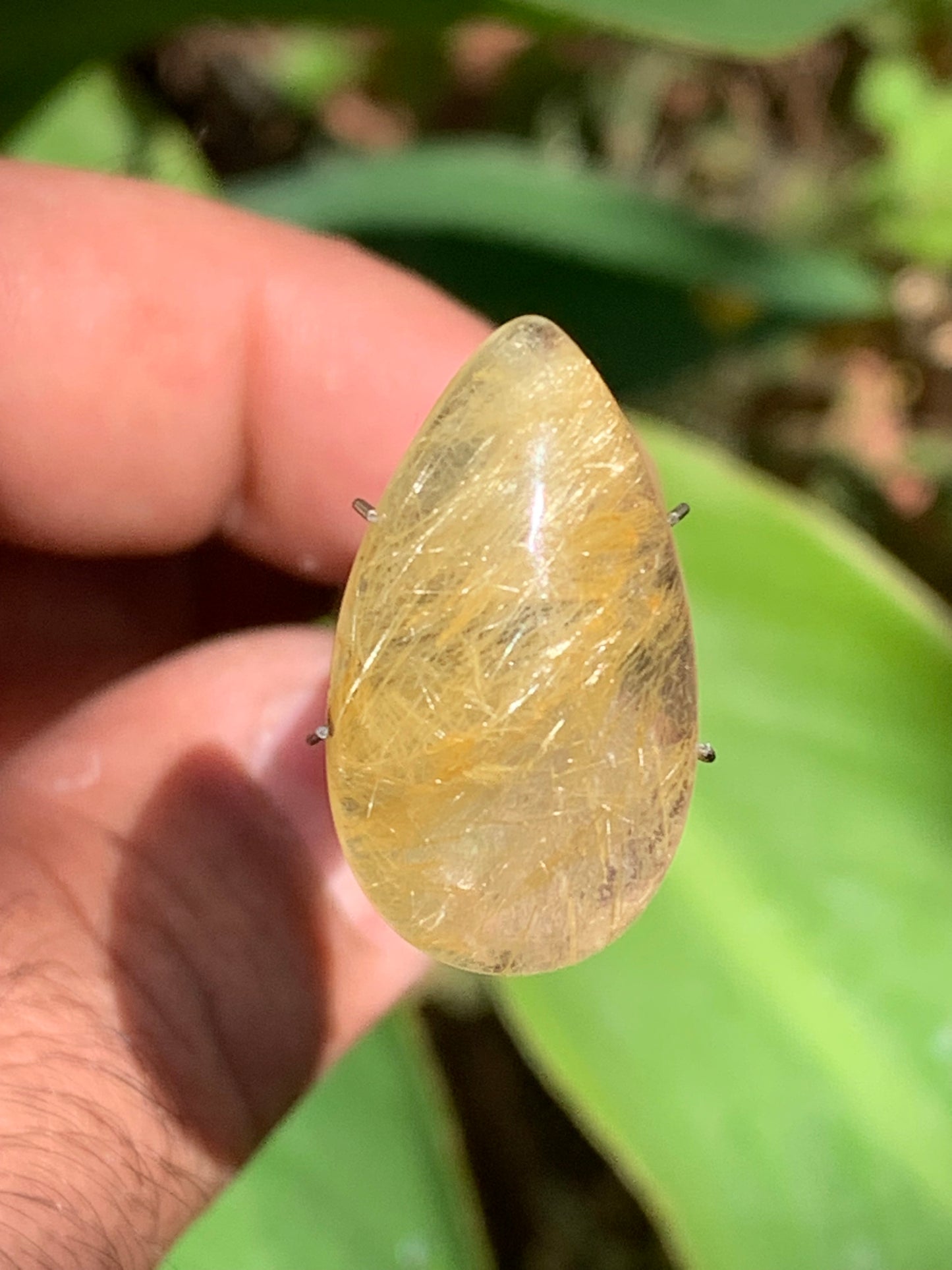 Cristal de roche/ quartz à rutiles dorés, cabochon de 25mm x15 x6 - 15,5 carats. Parfait en bijouterie, collection ,exposition...