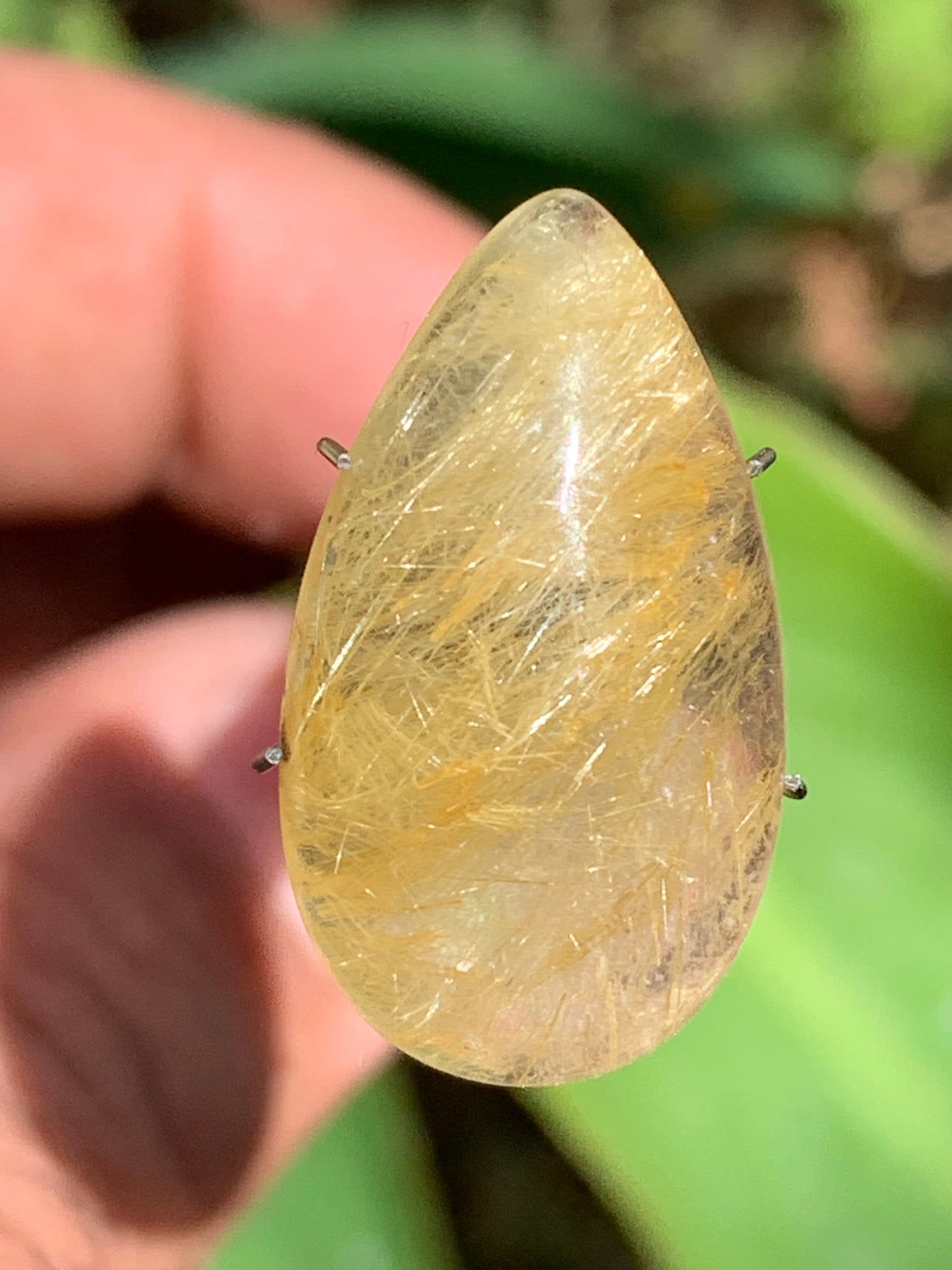 Cristal de roche/ quartz à rutiles dorés, cabochon de 25mm x15 x6 - 15,5 carats. Parfait en bijouterie, collection ,exposition...